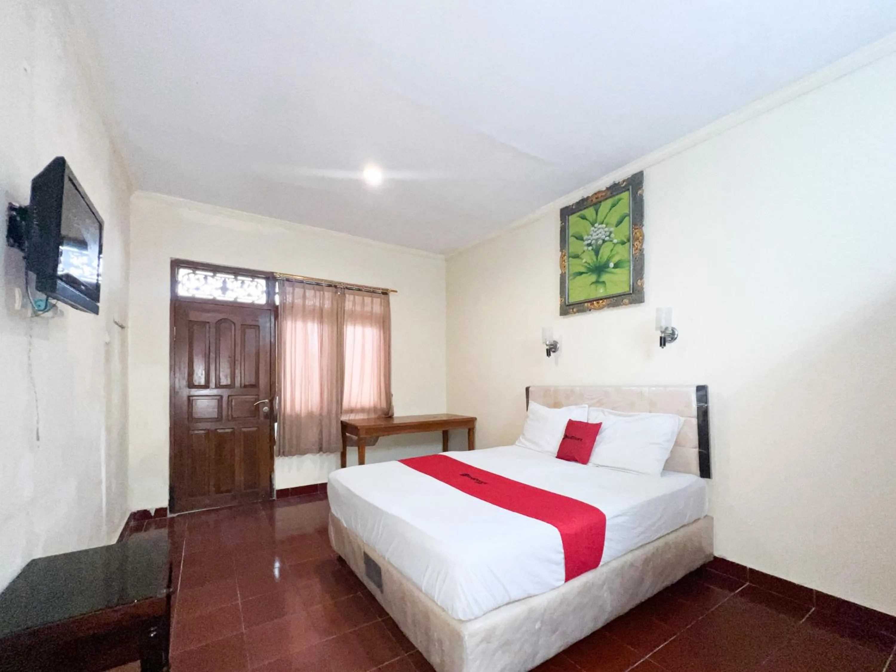 Bedroom, Bed in RedDoorz at Mahendra Beach Inn Kuta