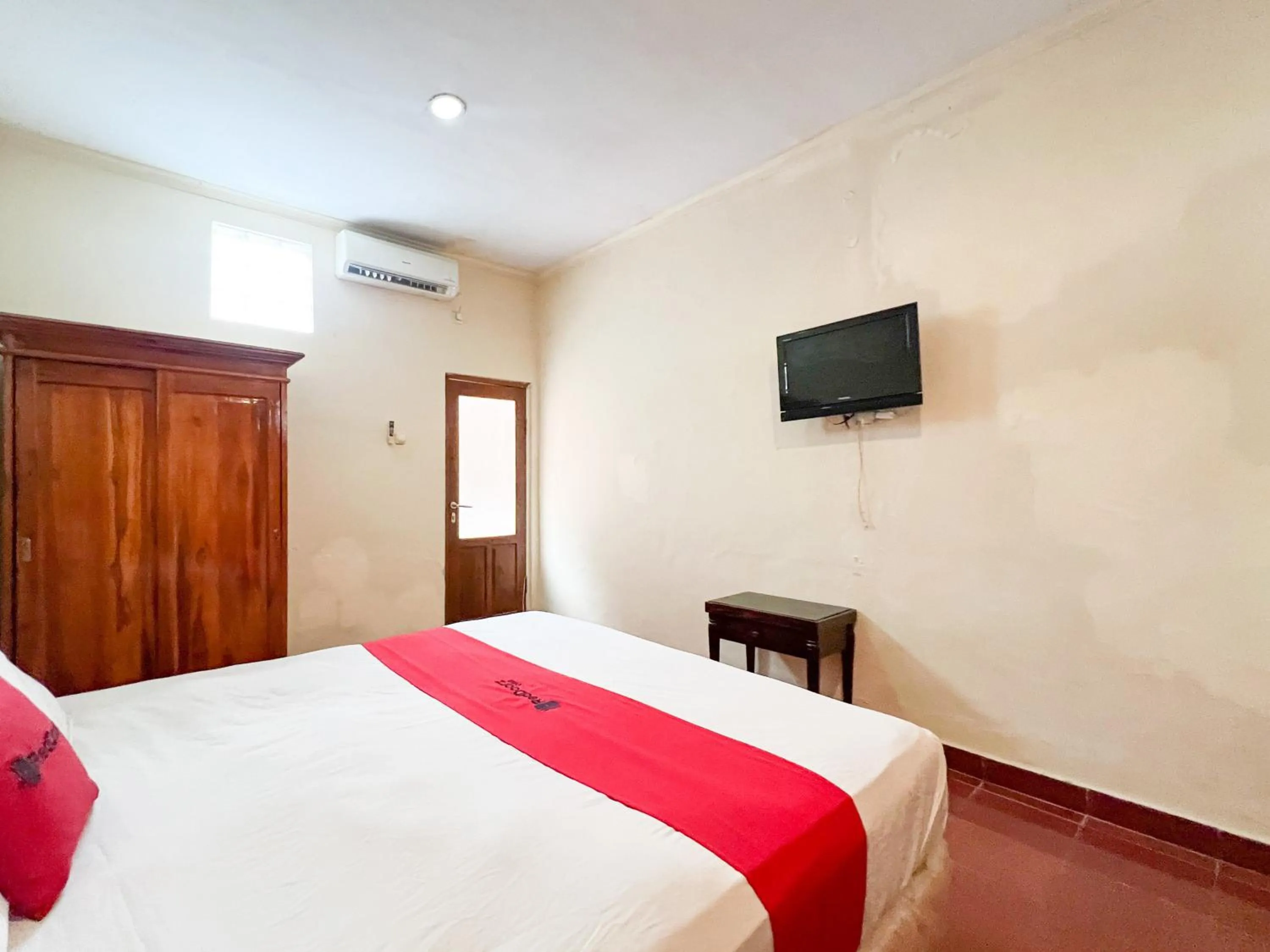 Bedroom, Bed in RedDoorz at Mahendra Beach Inn Kuta
