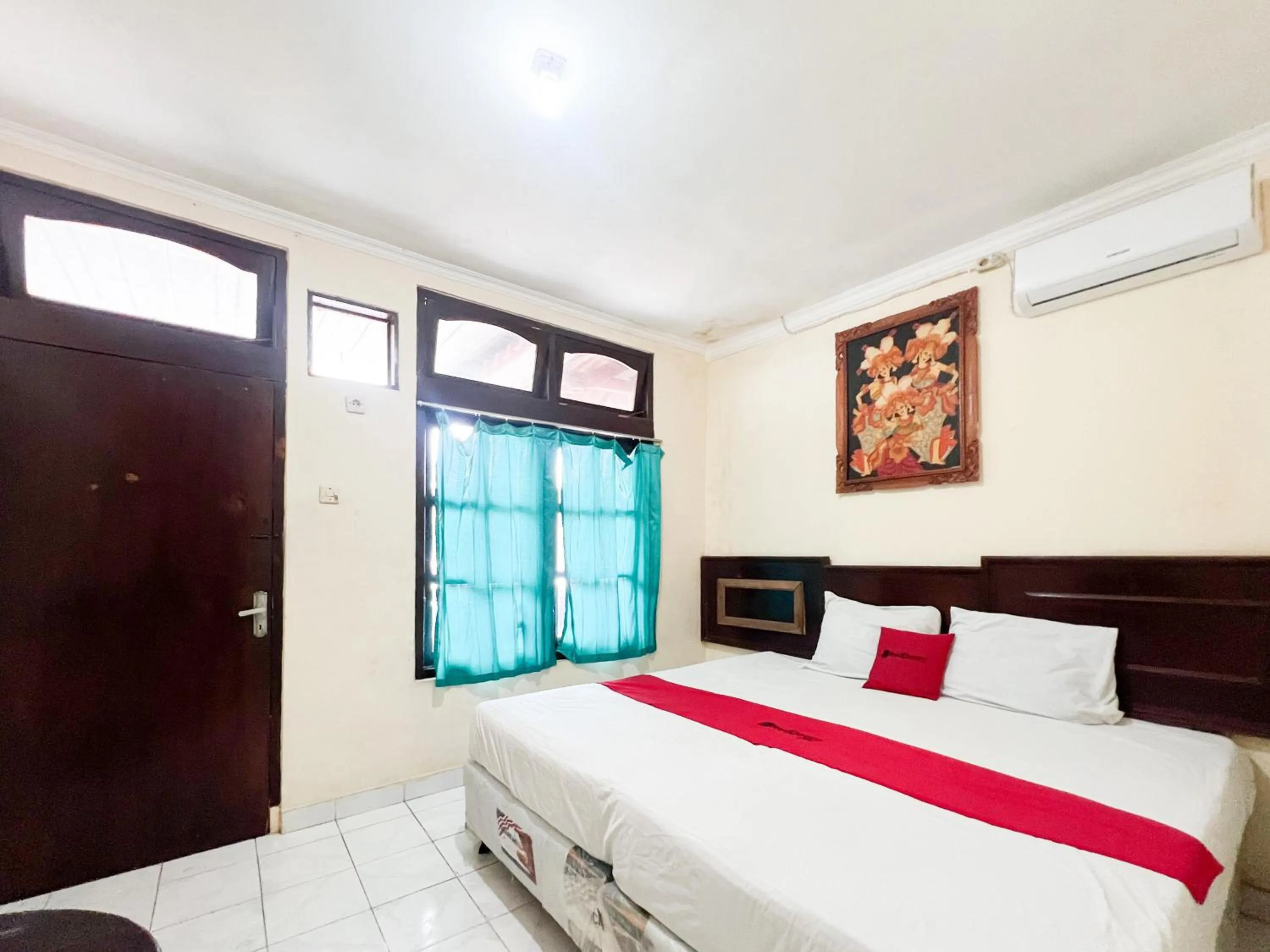 Bedroom, Bed in RedDoorz at Mahendra Beach Inn Kuta