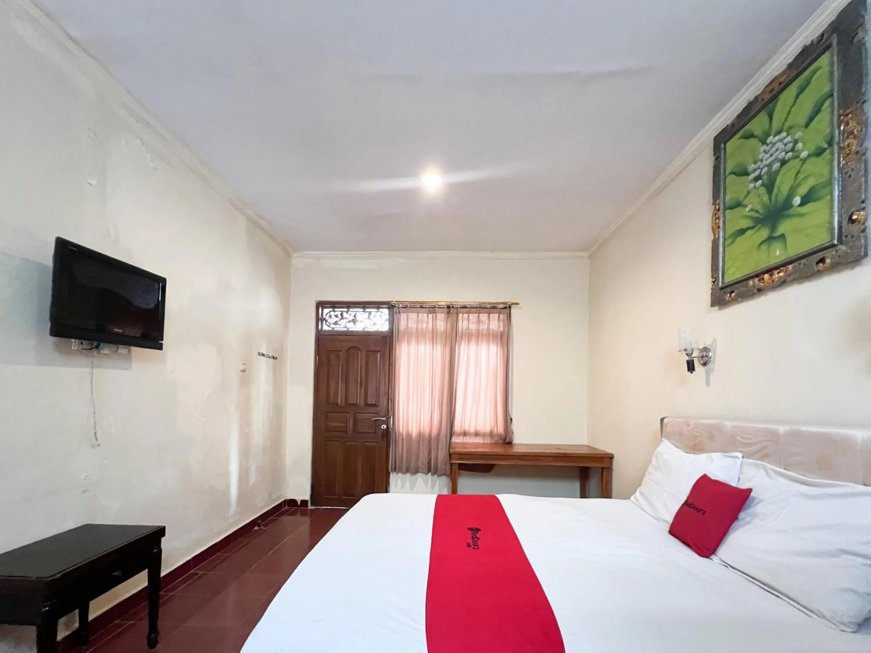 Bedroom, Bed in RedDoorz at Mahendra Beach Inn Kuta