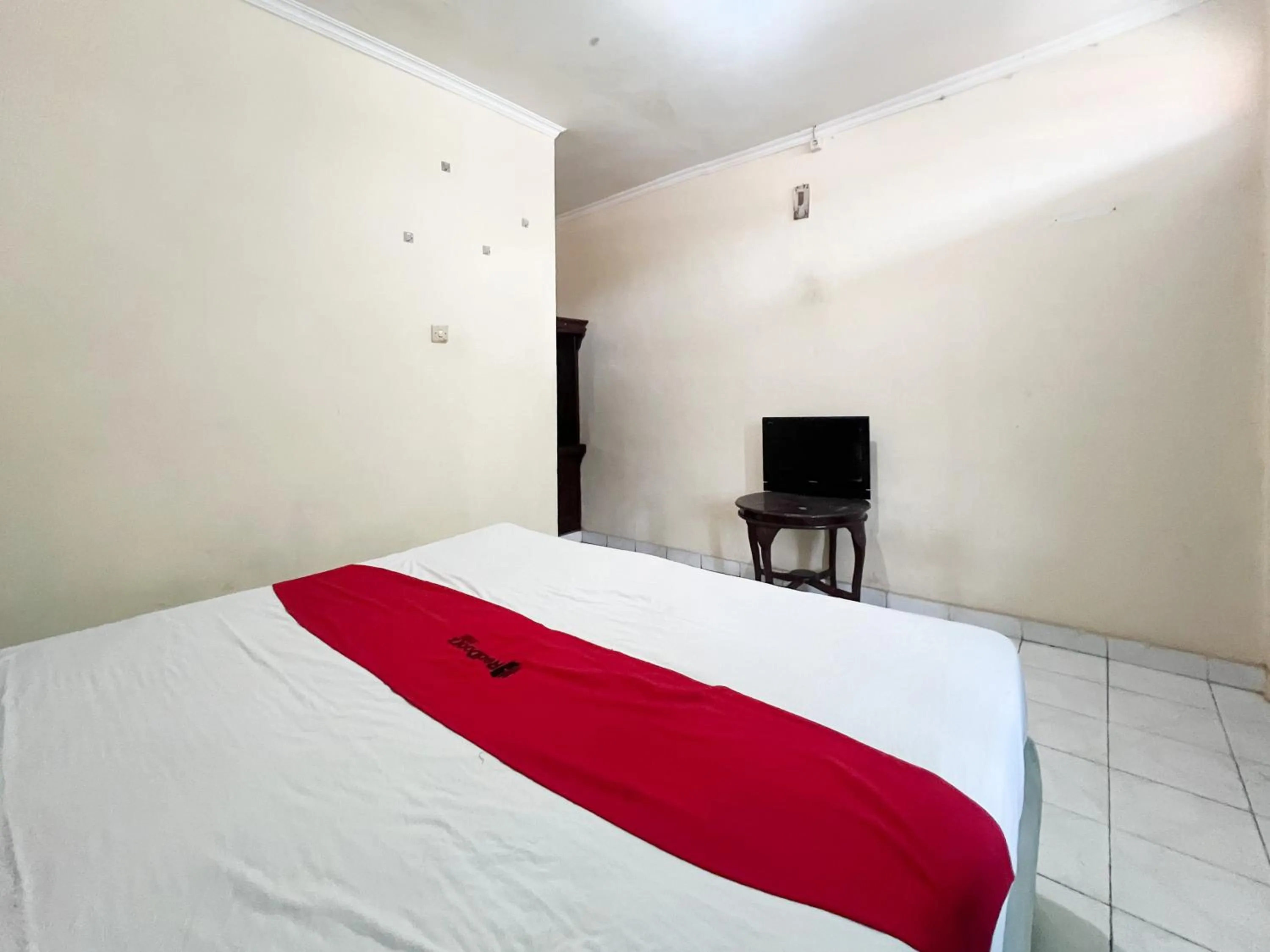 Bedroom, Bed in RedDoorz at Mahendra Beach Inn Kuta