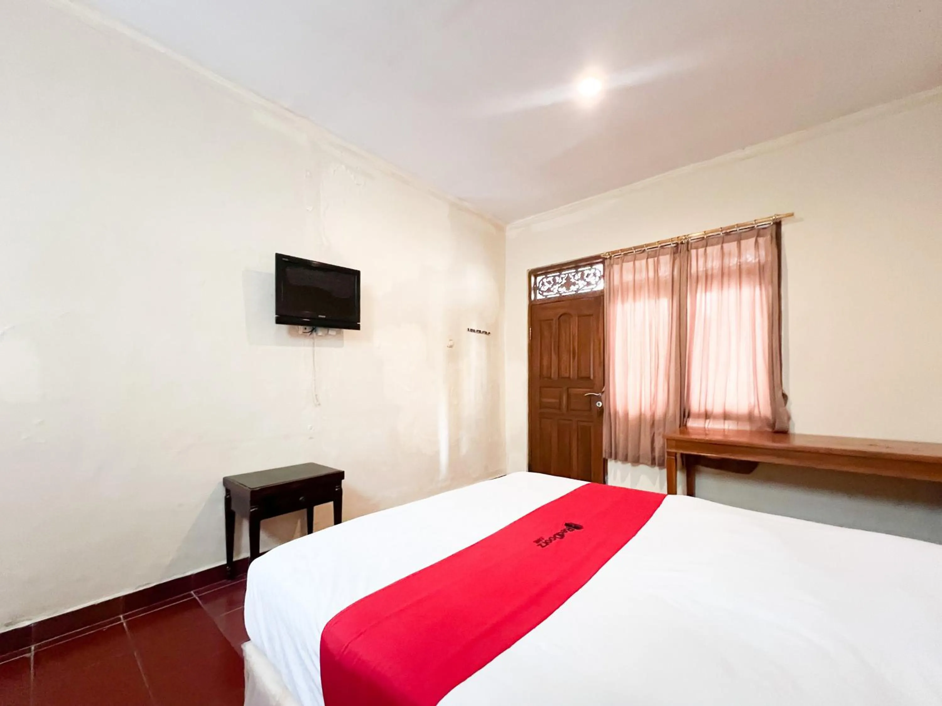 Bedroom, Bed in RedDoorz at Mahendra Beach Inn Kuta