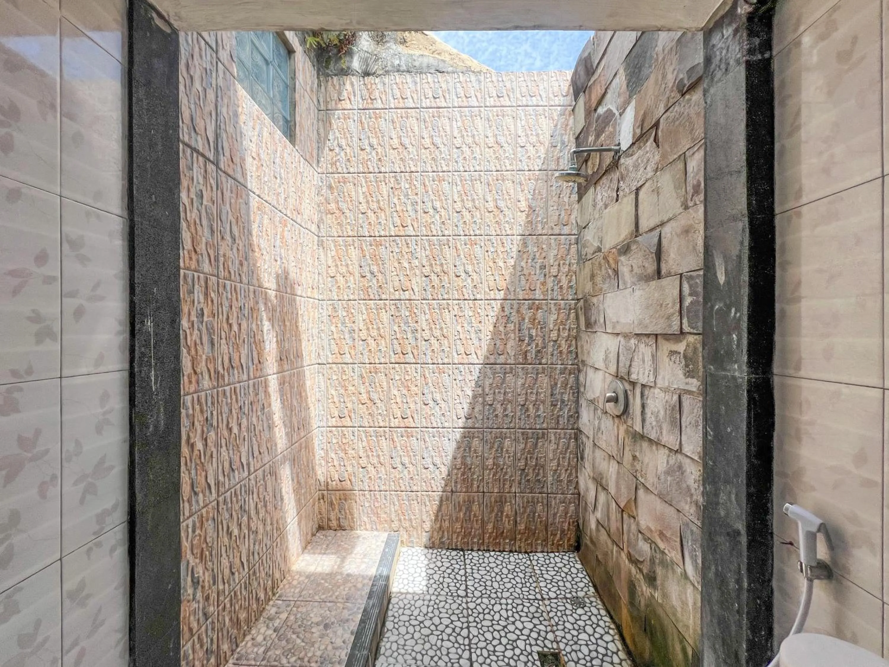 Bathroom in RedDoorz at Mahendra Beach Inn Kuta
