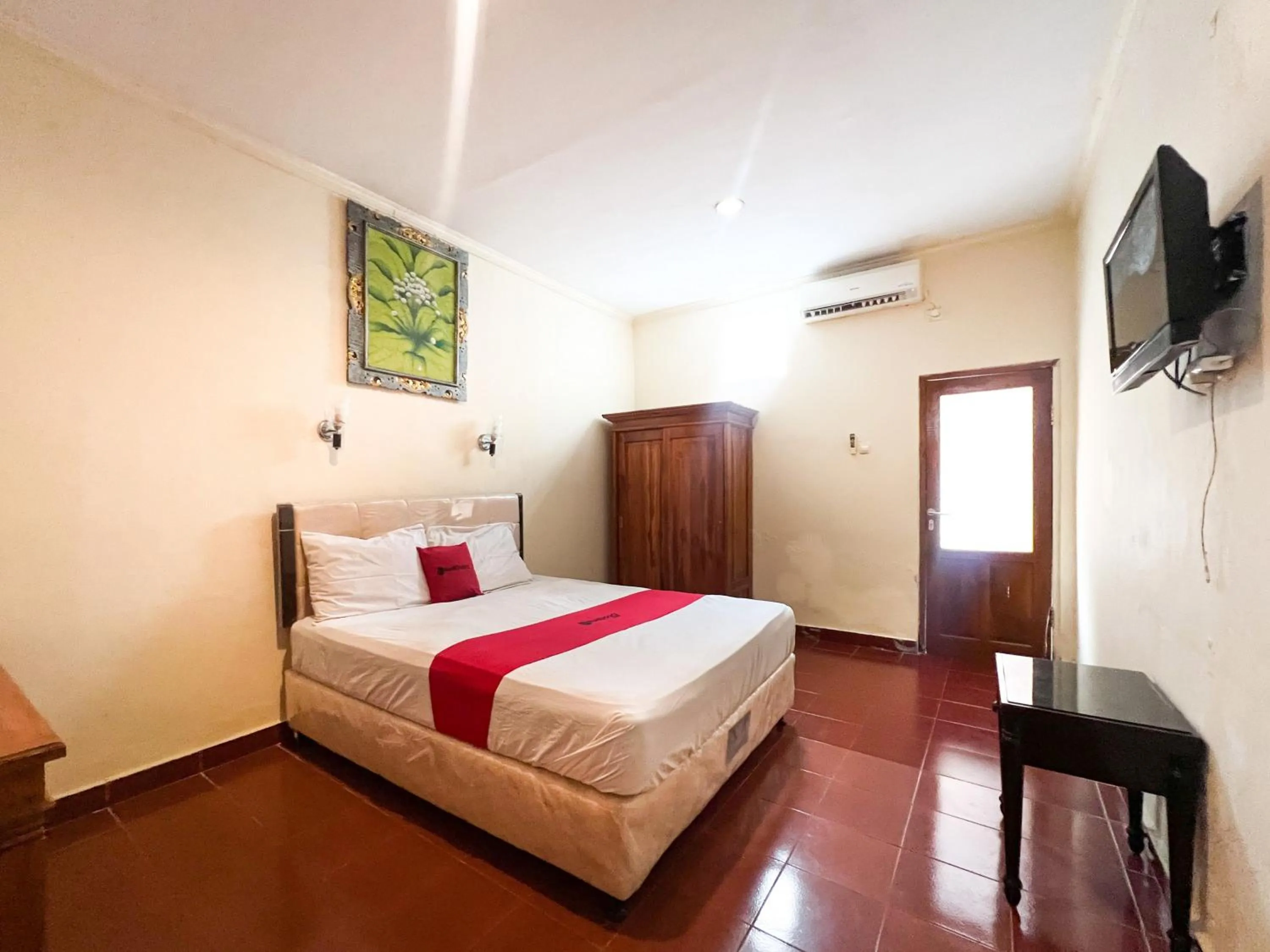 Bedroom, Bed in RedDoorz at Mahendra Beach Inn Kuta