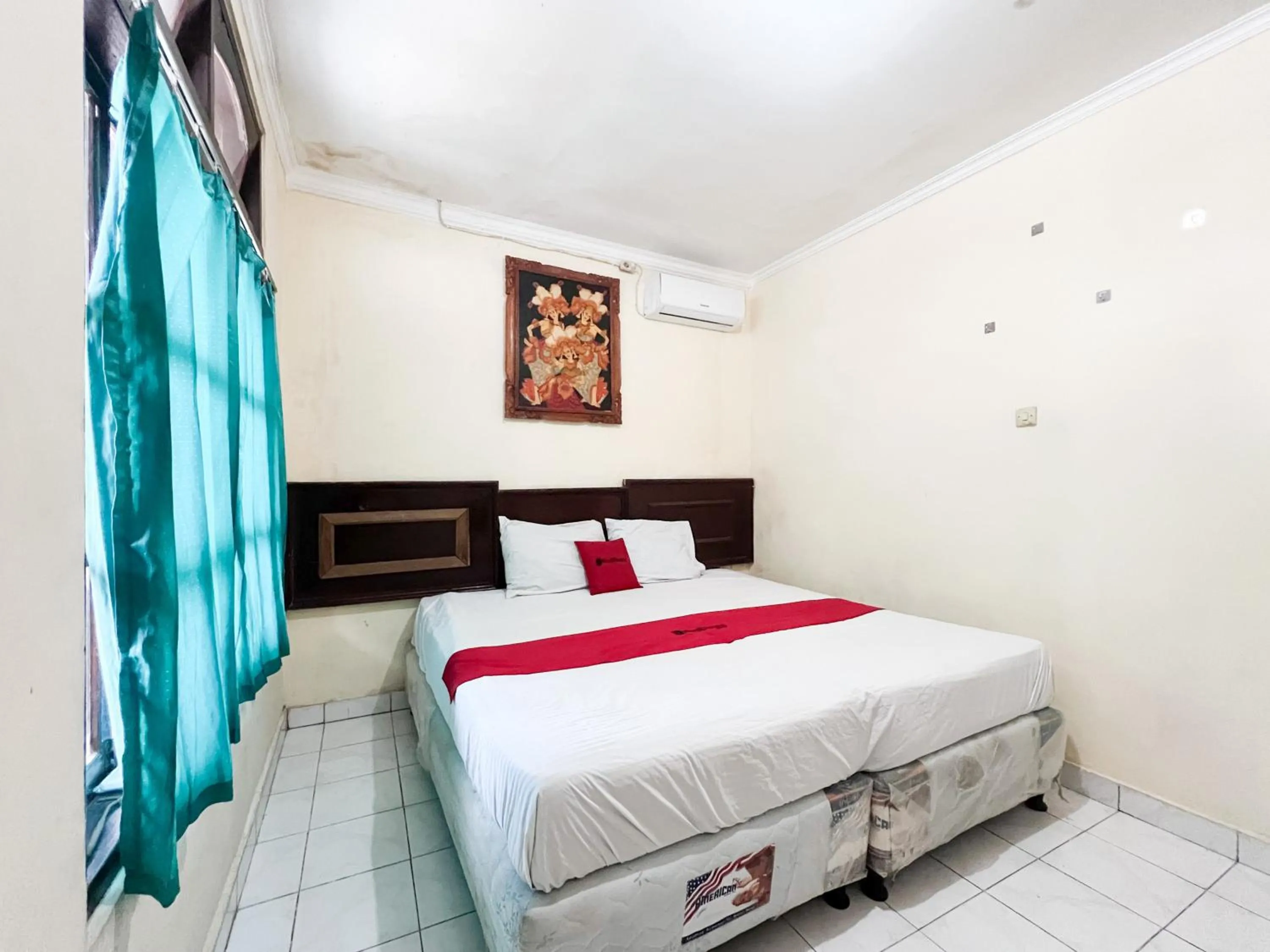 Bedroom, Bed in RedDoorz at Mahendra Beach Inn Kuta