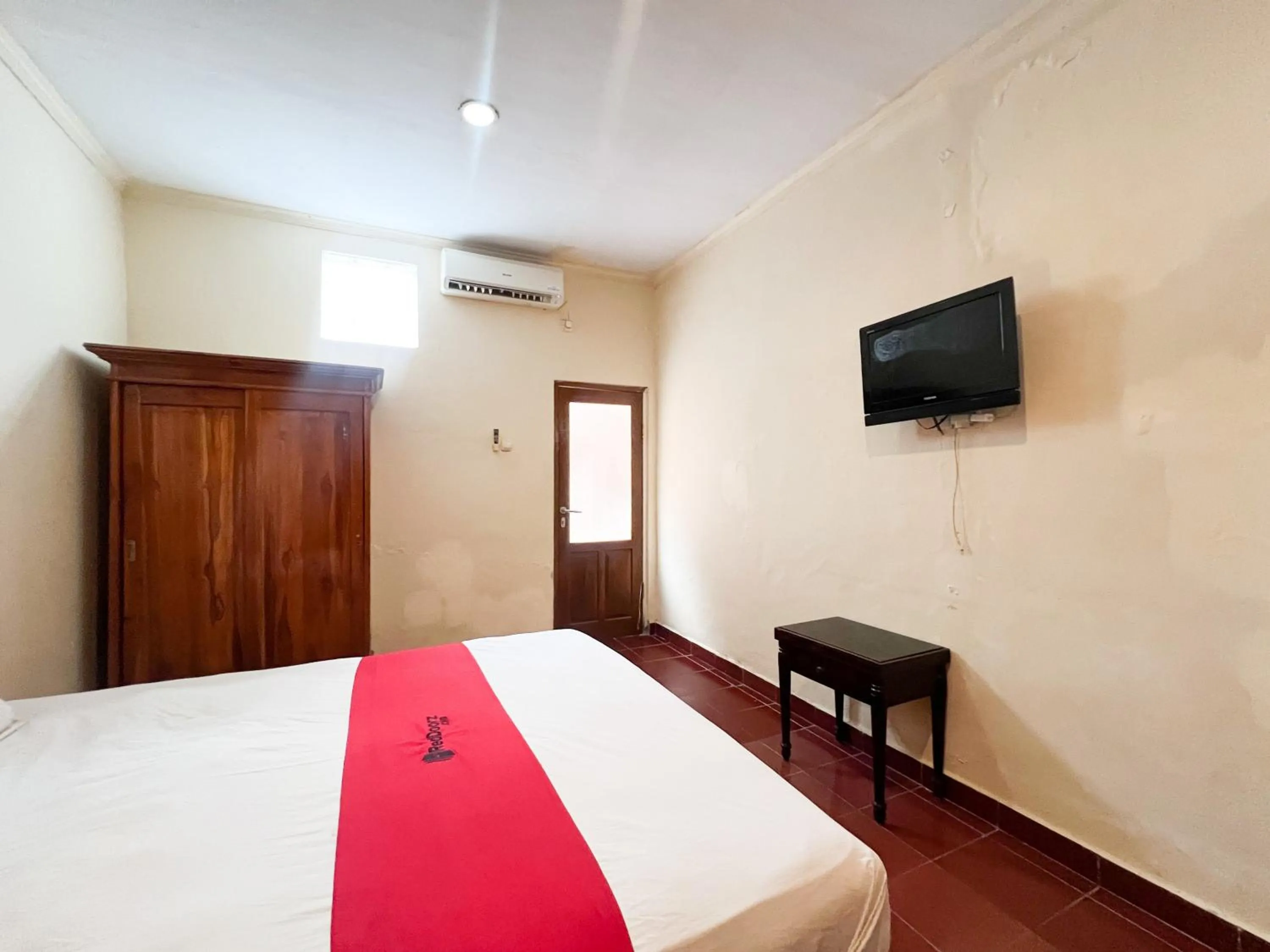 Bedroom, Bed in RedDoorz at Mahendra Beach Inn Kuta