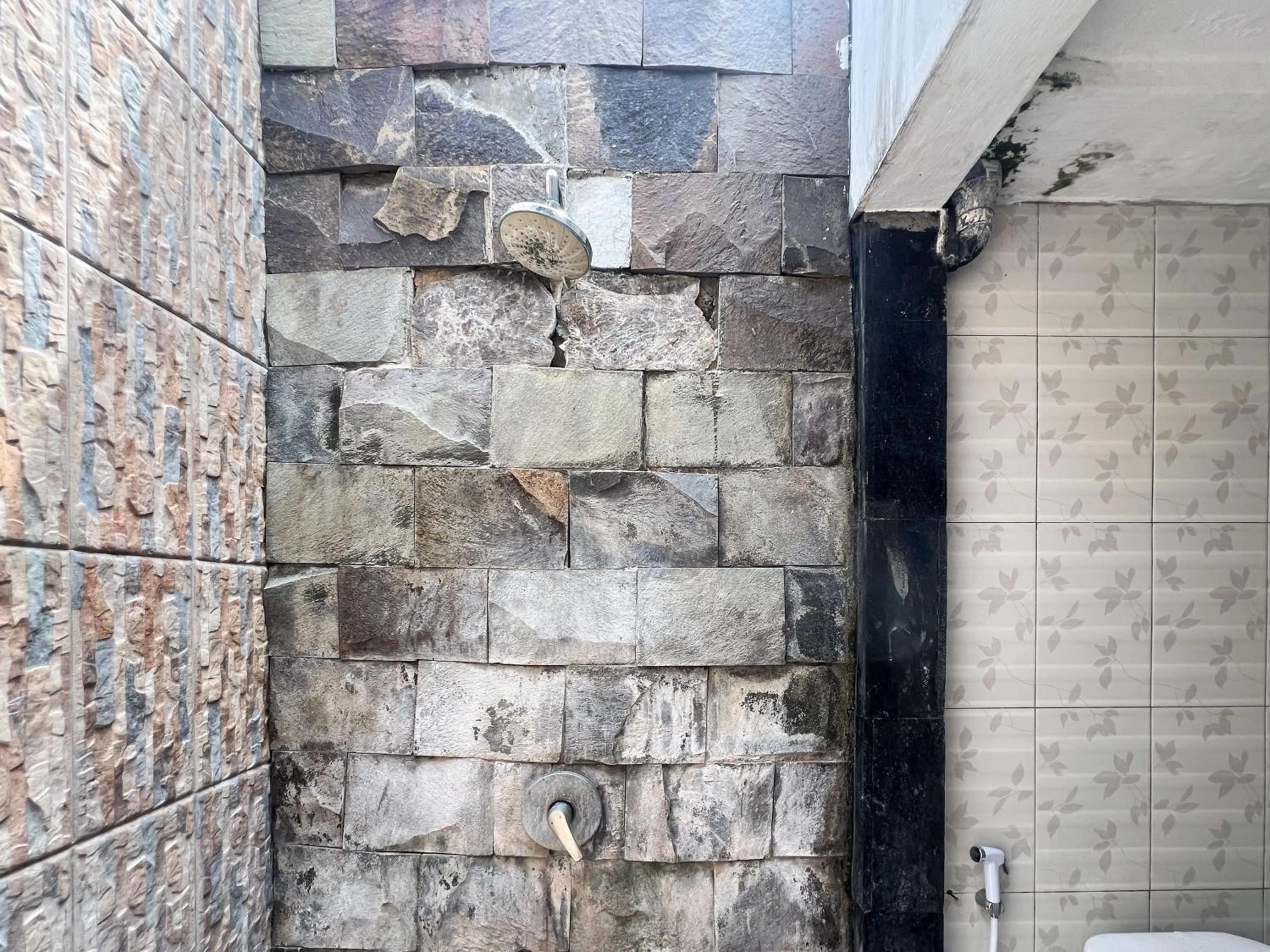 Bathroom in RedDoorz at Mahendra Beach Inn Kuta