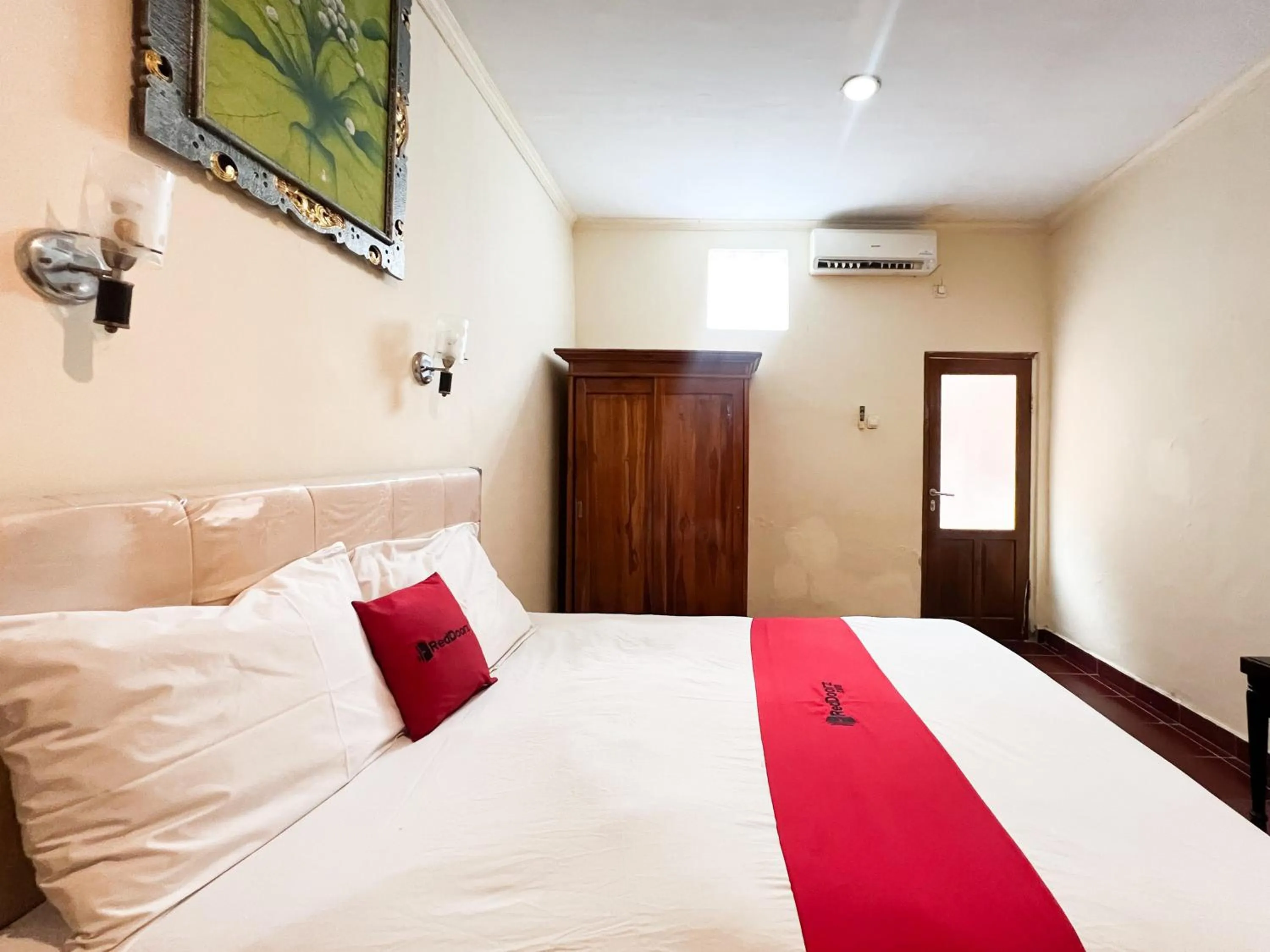 Bedroom, Bed in RedDoorz at Mahendra Beach Inn Kuta