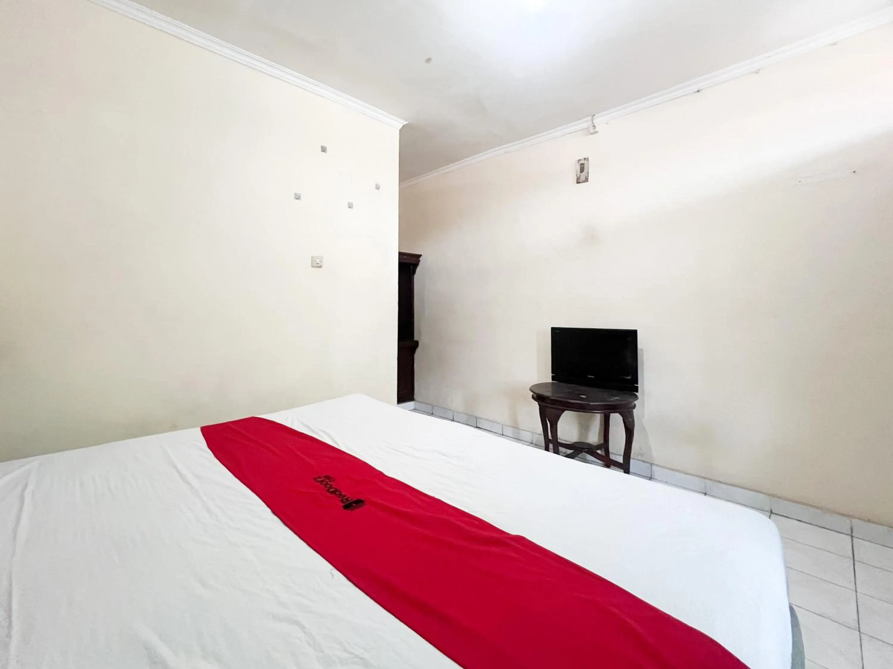 Bedroom, Bed in RedDoorz at Mahendra Beach Inn Kuta