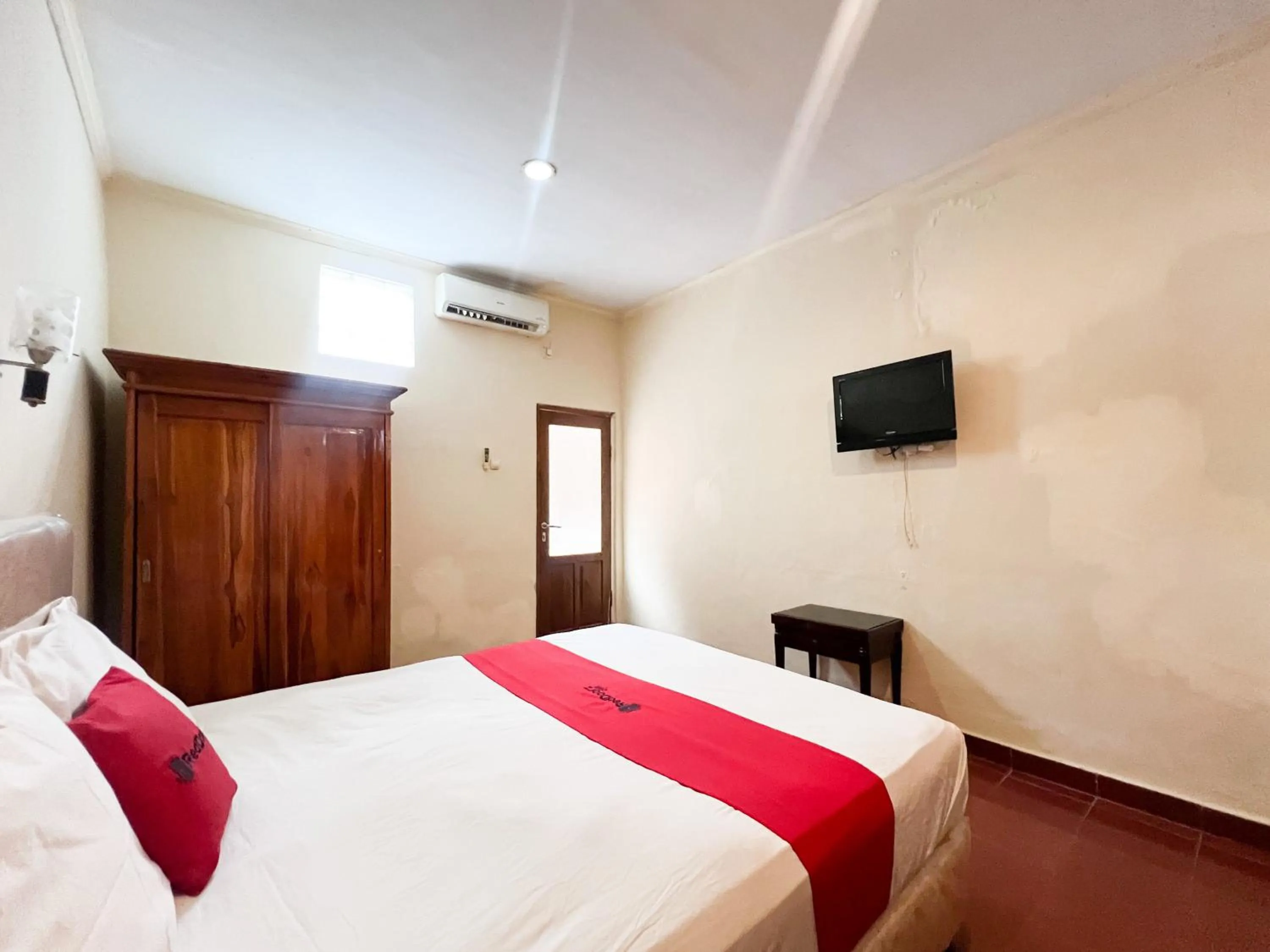 Bedroom, Bed in RedDoorz at Mahendra Beach Inn Kuta