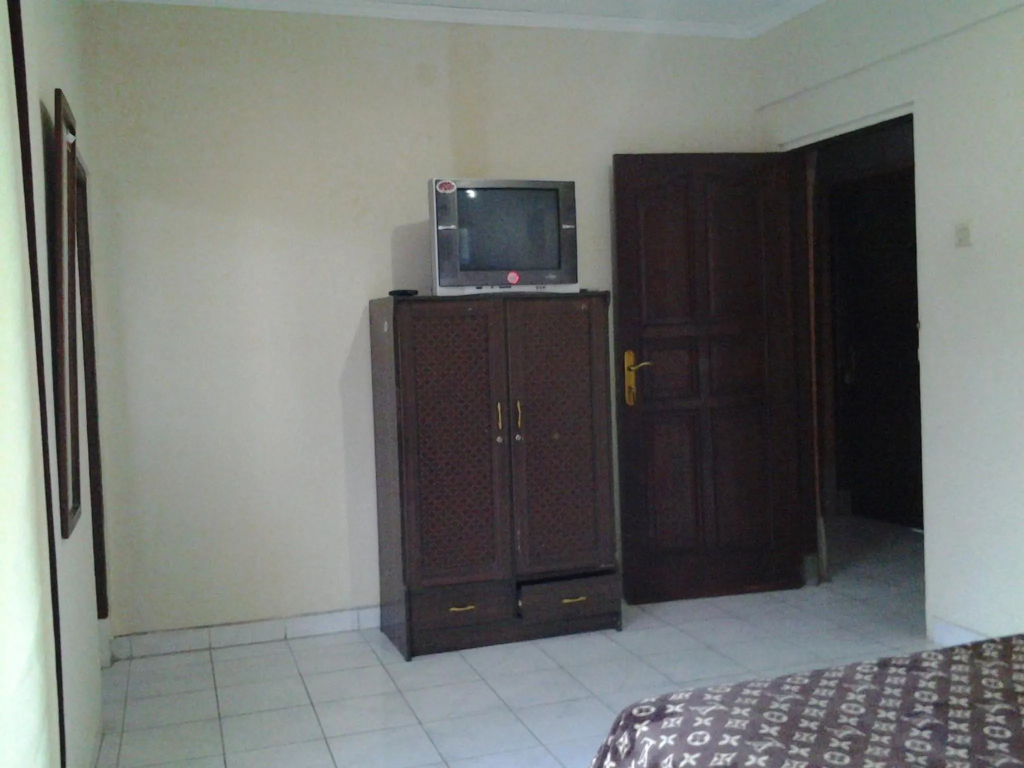 TV and multimedia in Mahendra Beach Inn