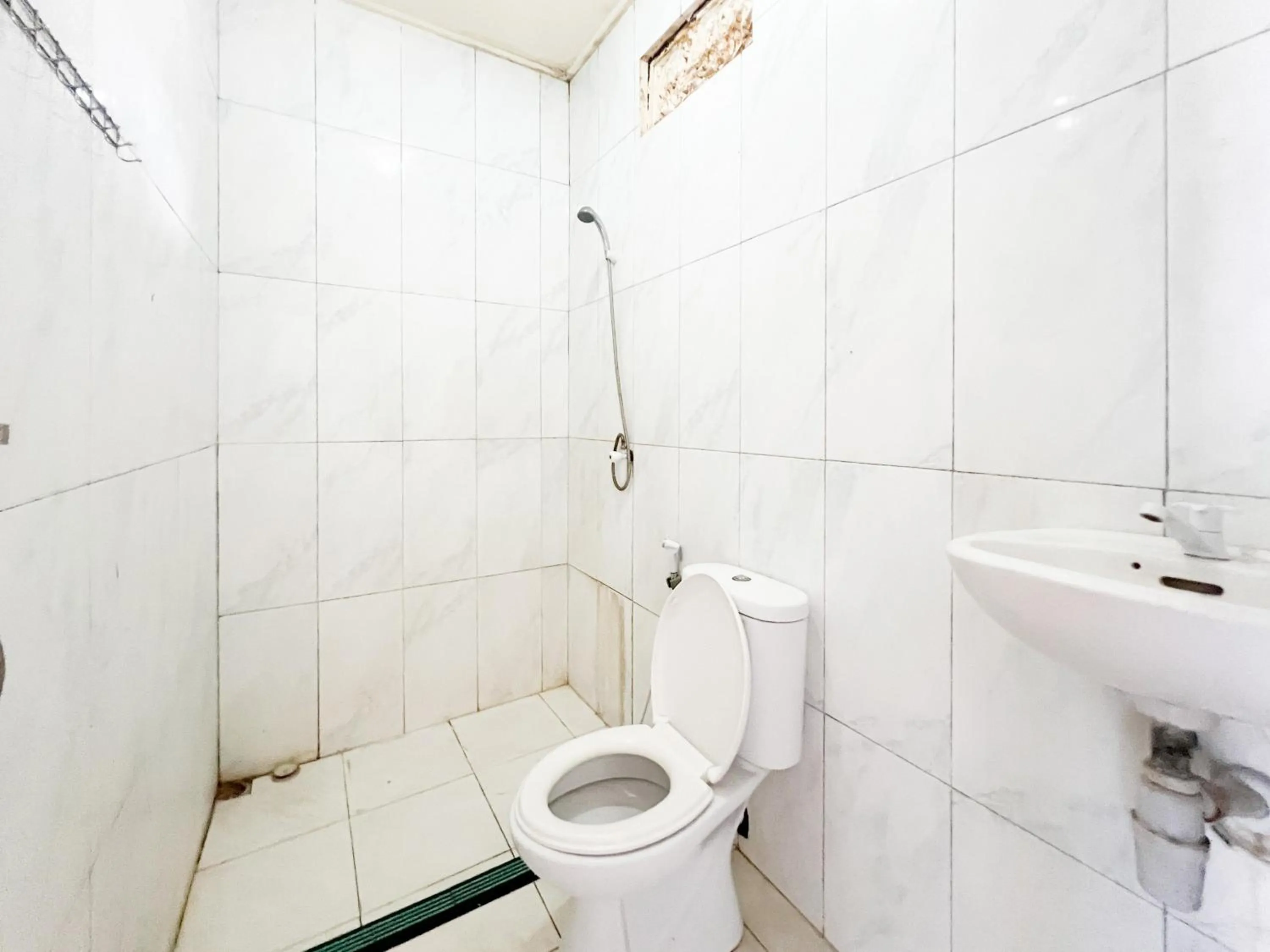 Bathroom in RedDoorz at Mahendra Beach Inn Kuta