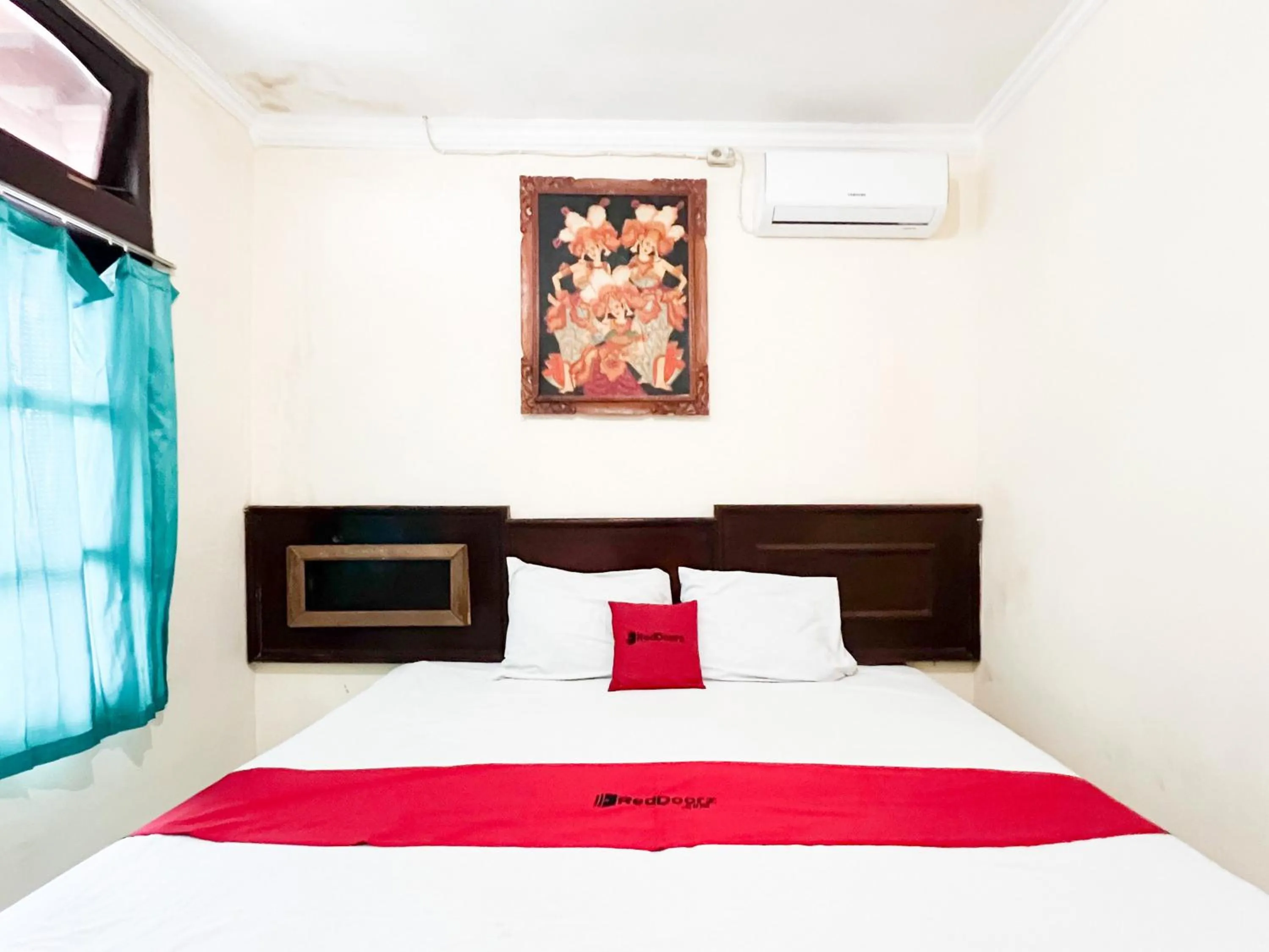 Bedroom, Bed in RedDoorz at Mahendra Beach Inn Kuta