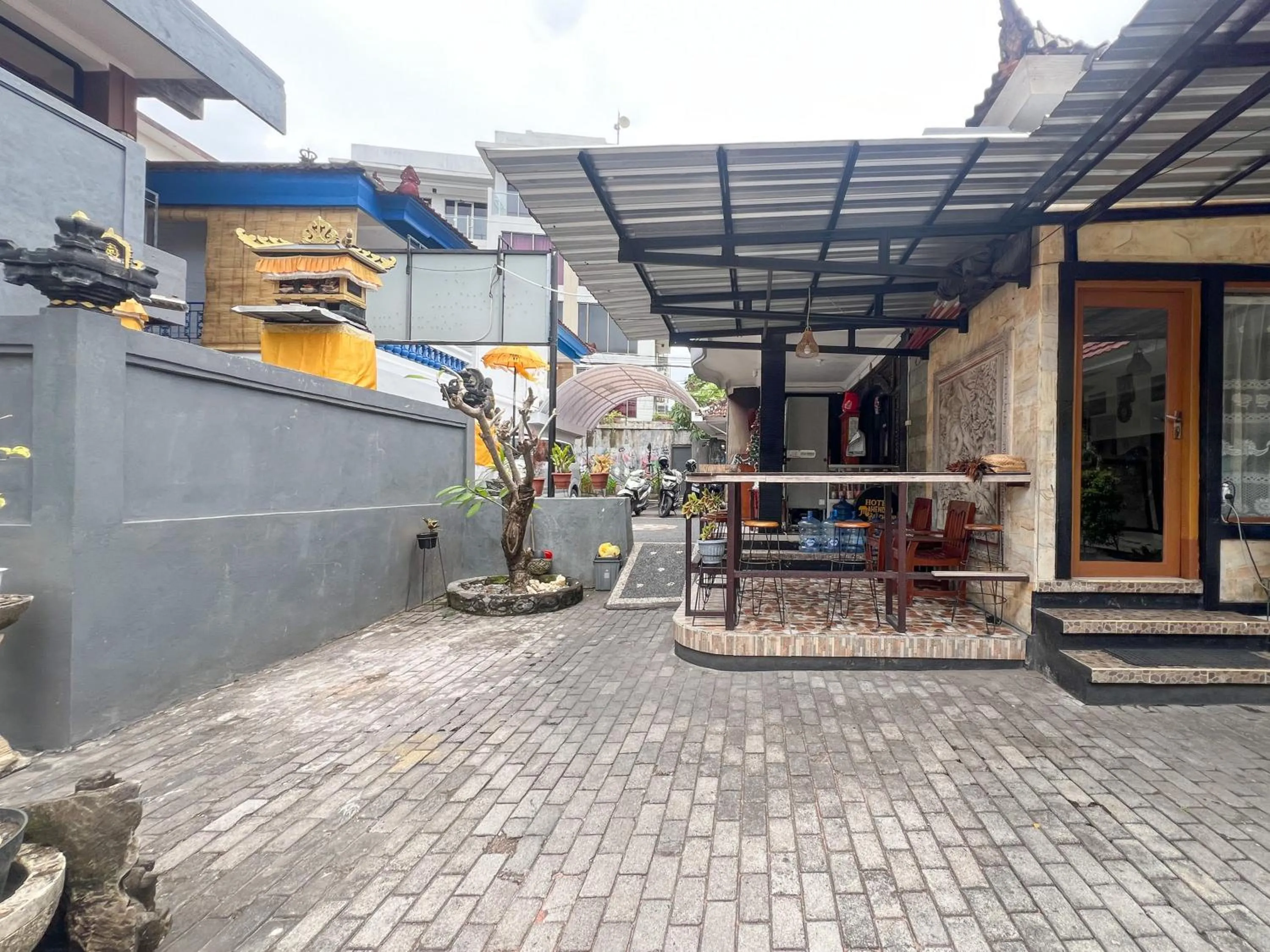 Property building in RedDoorz at Mahendra Beach Inn Kuta