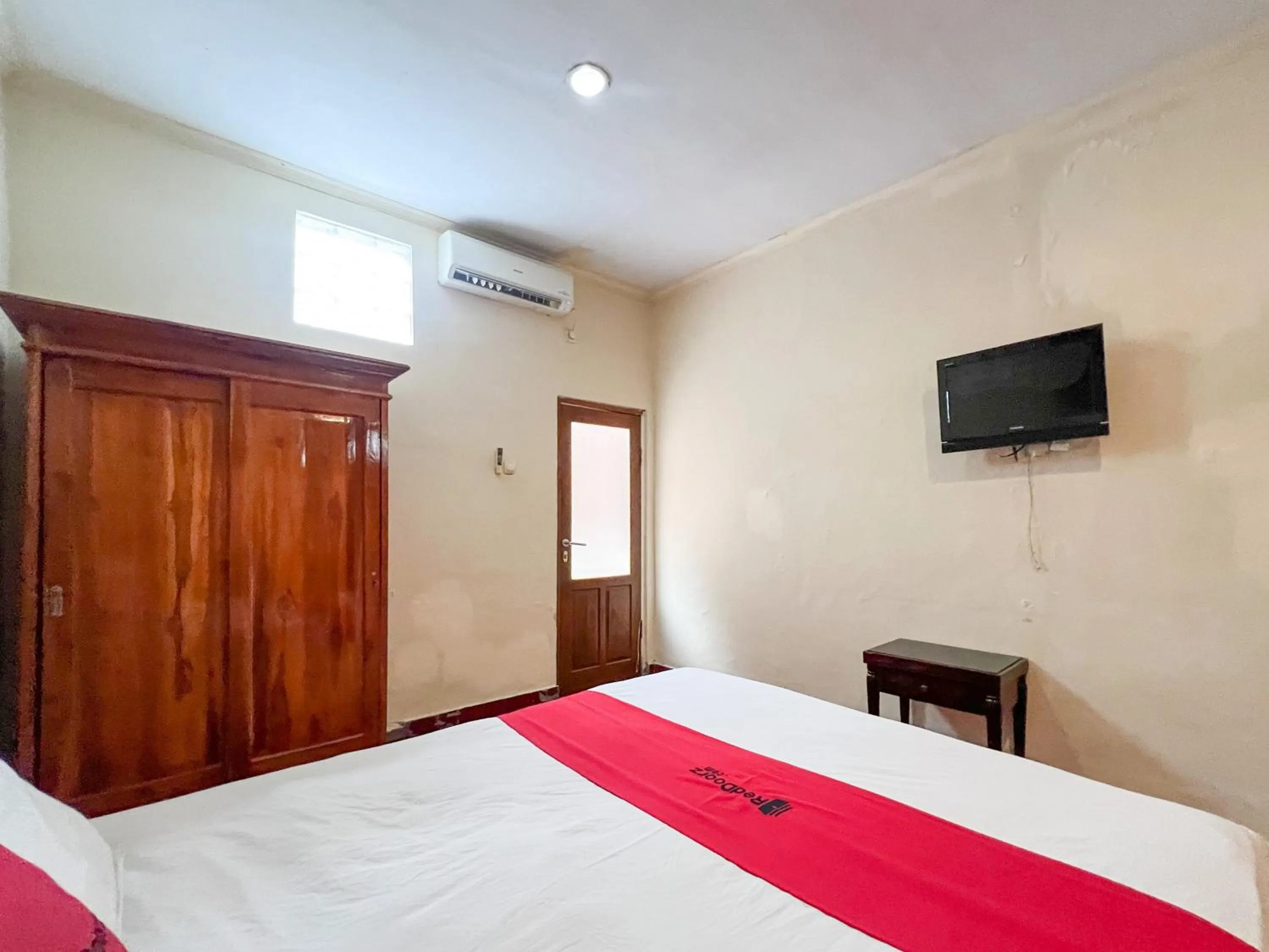 Bedroom, Bed in RedDoorz at Mahendra Beach Inn Kuta