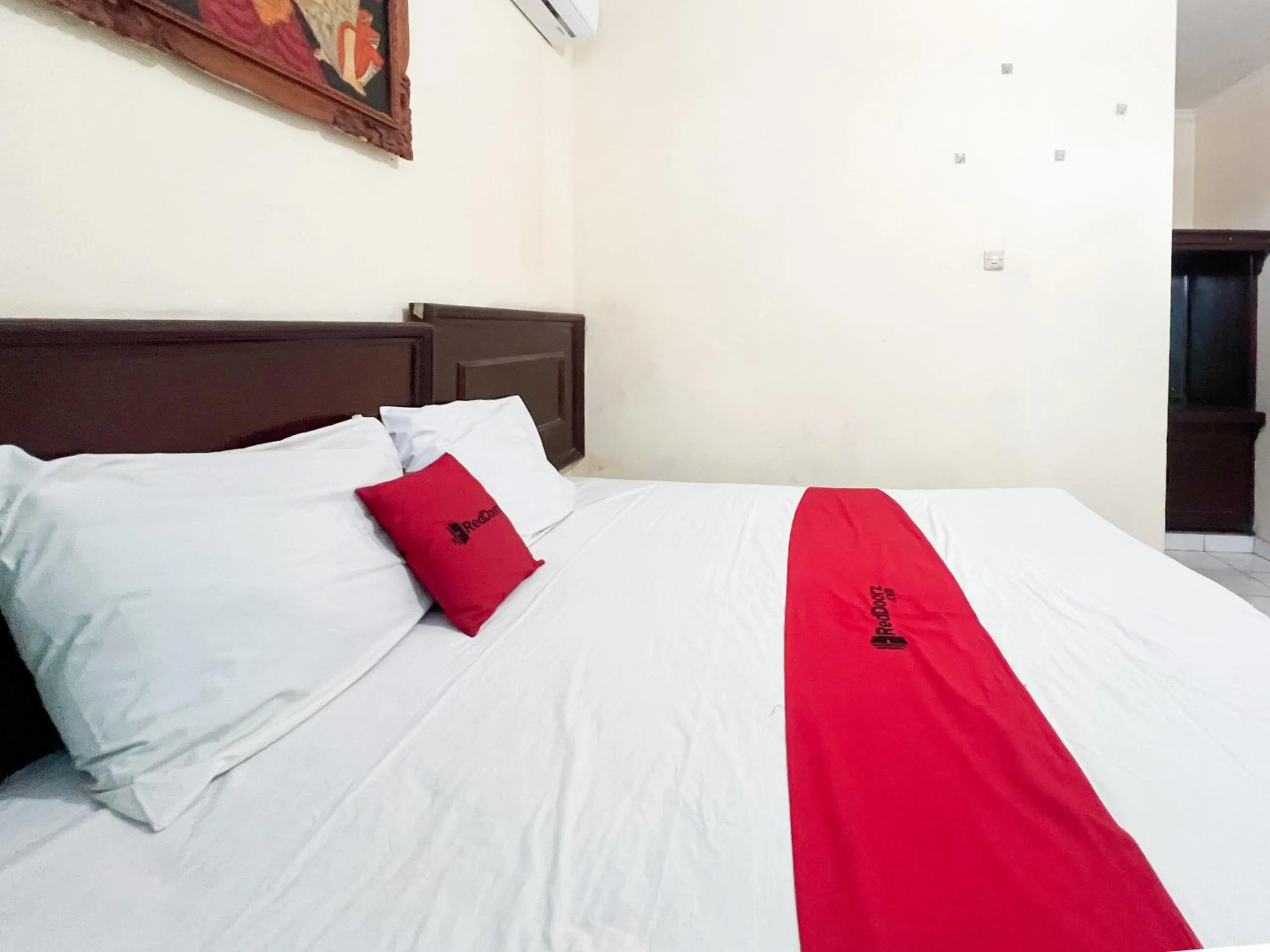 Bedroom, Bed in RedDoorz at Mahendra Beach Inn Kuta