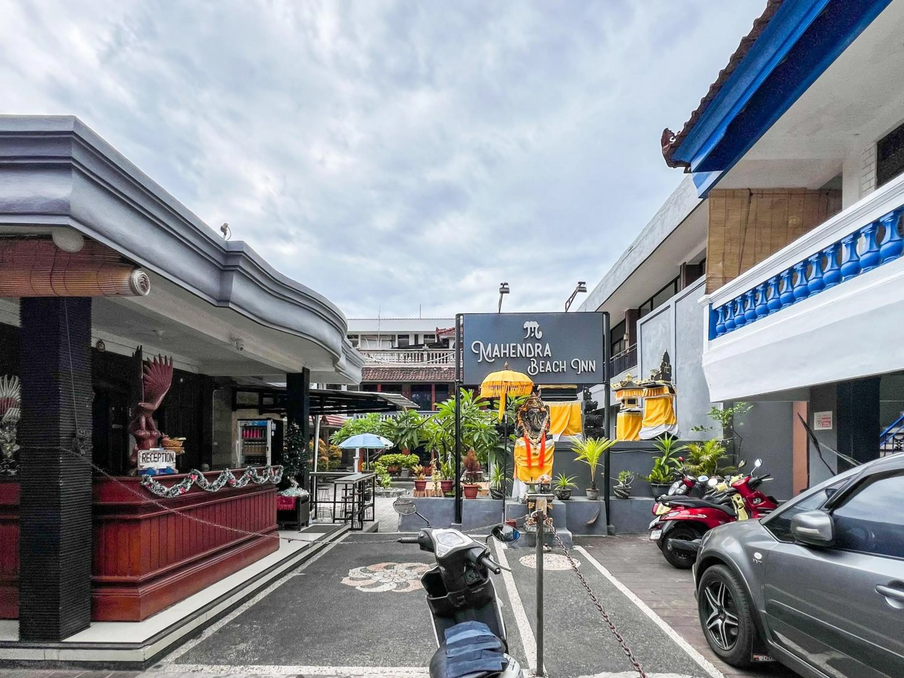 Lobby or reception in RedDoorz at Mahendra Beach Inn Kuta