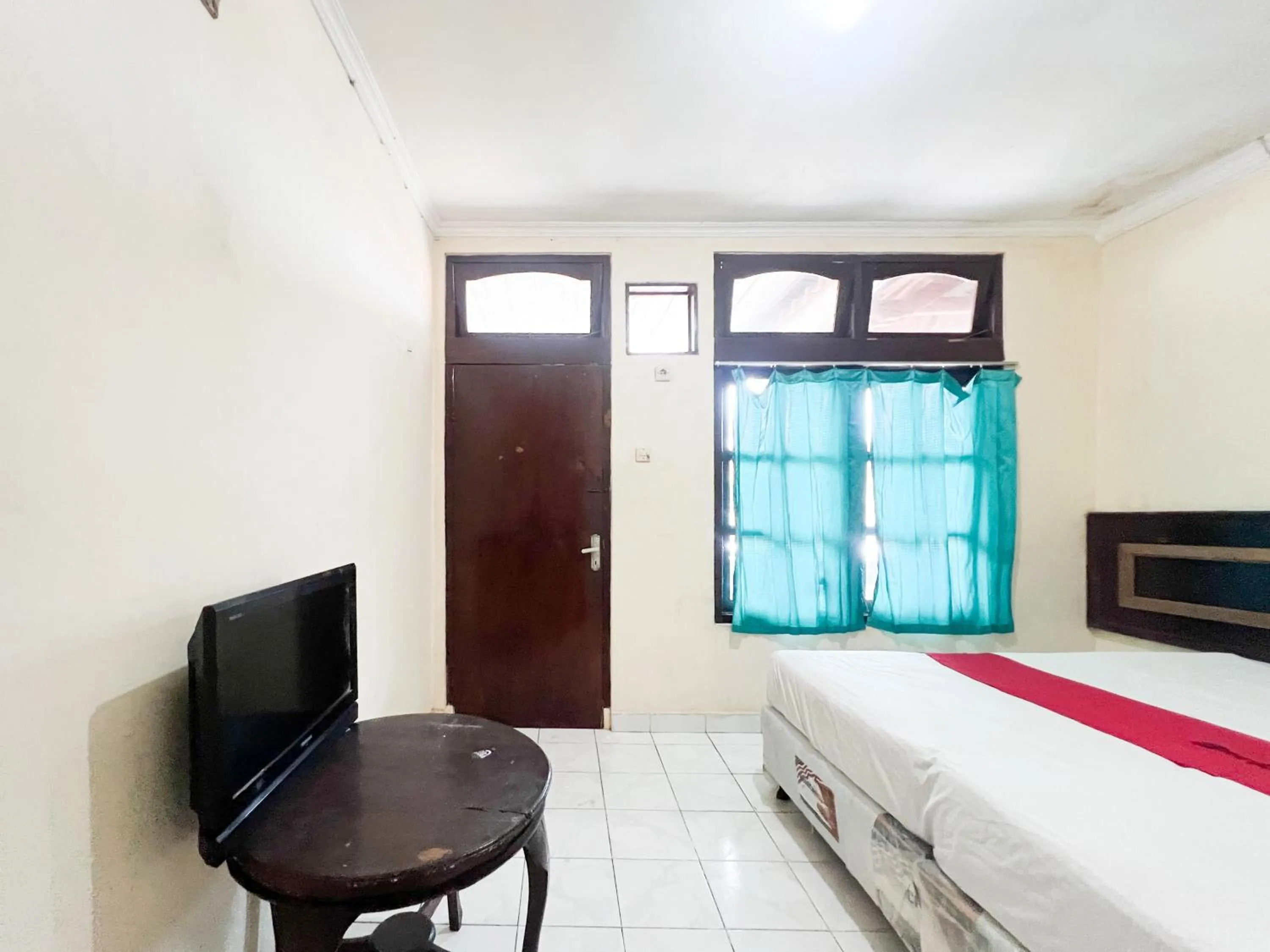 Bedroom, Bed in RedDoorz at Mahendra Beach Inn Kuta