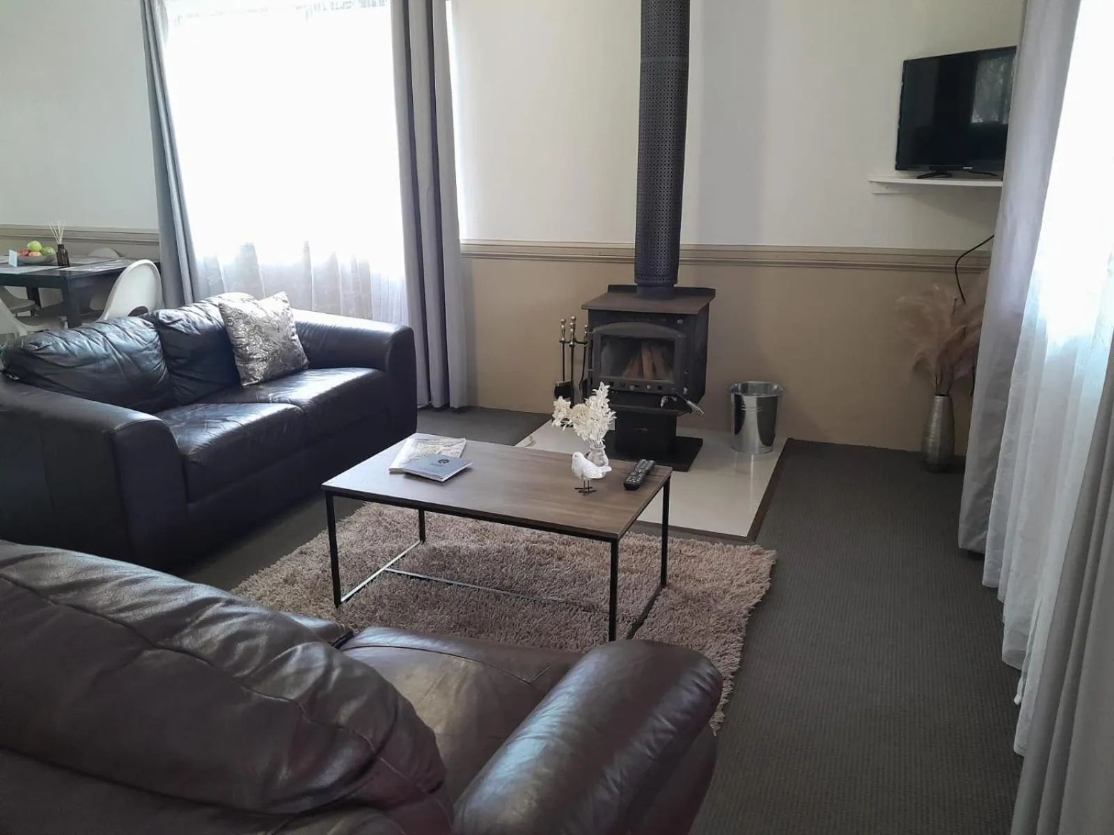 Living room in Murray Gardens Motel