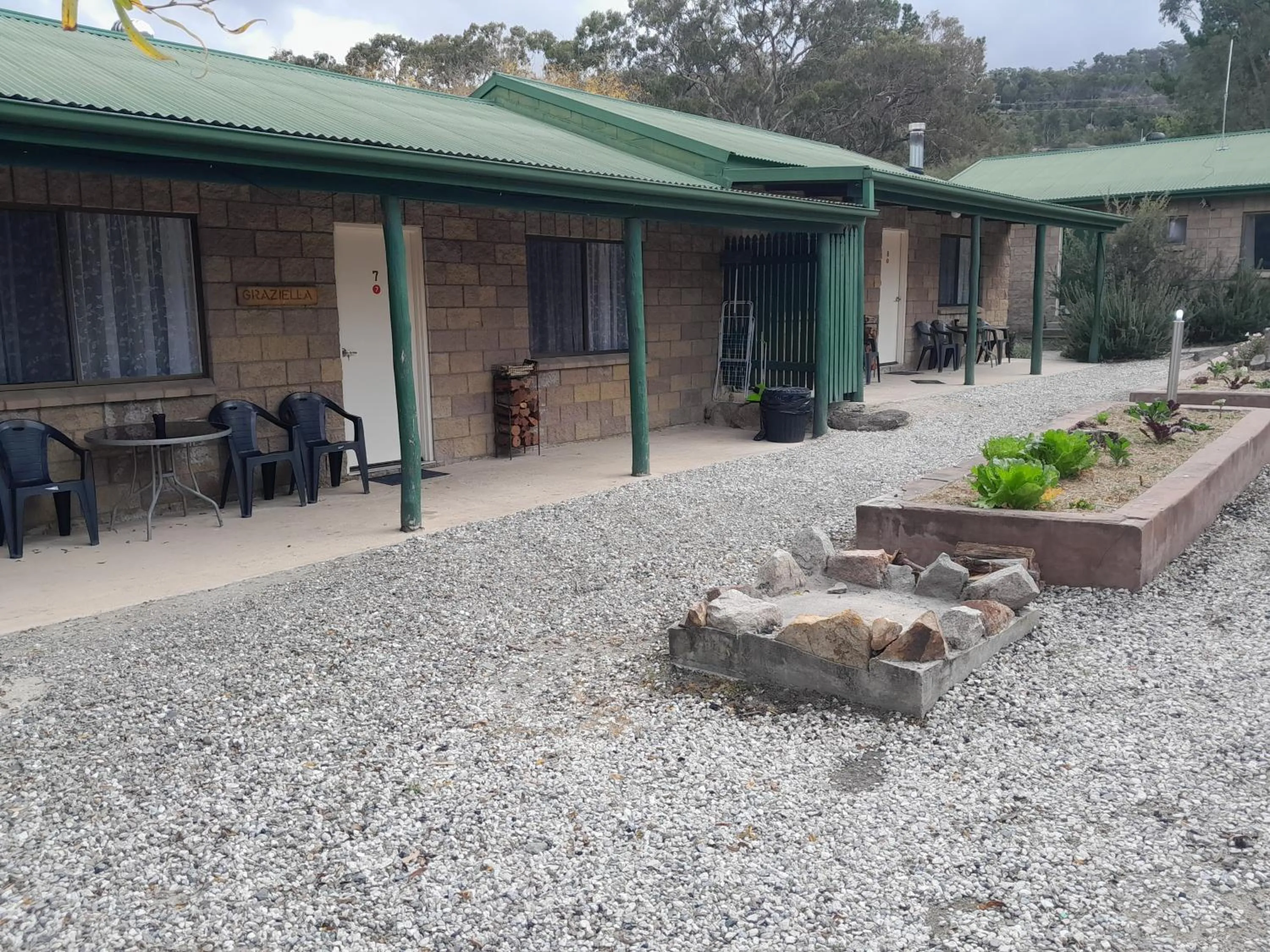 Inner courtyard view in Murray Gardens Motel