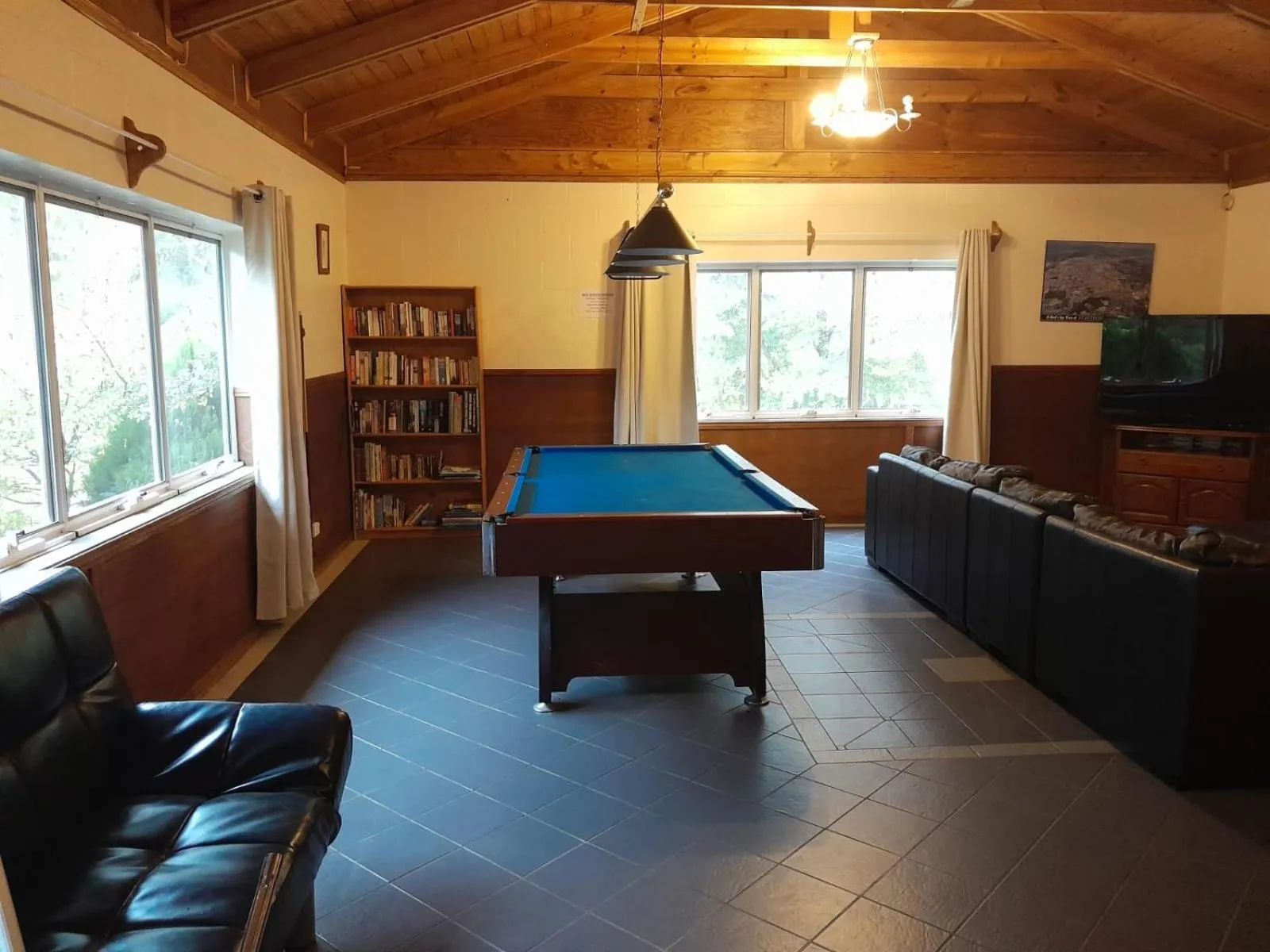 Communal lounge/ TV room in Murray Gardens Motel