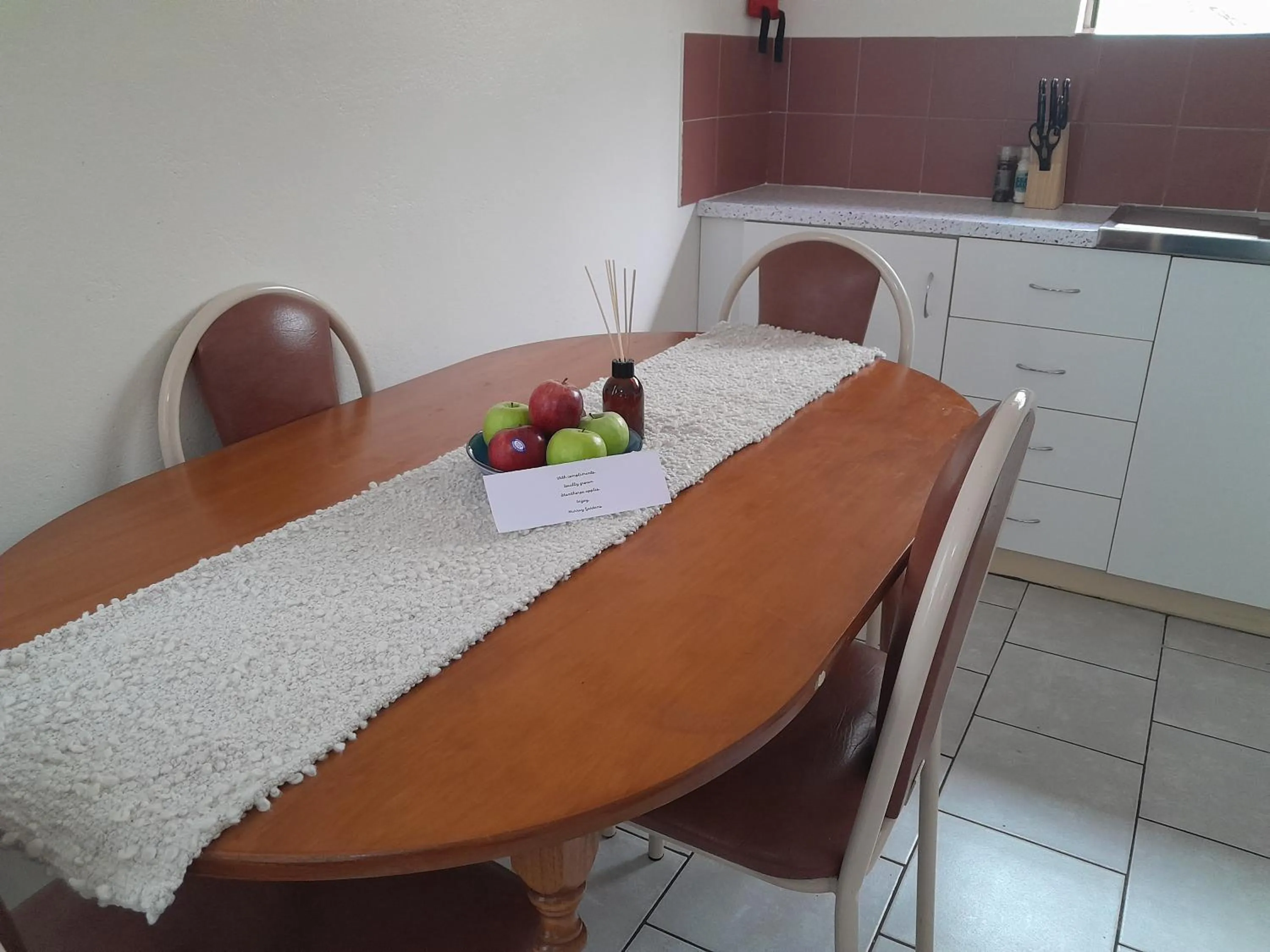 Dining area in Murray Gardens Motel