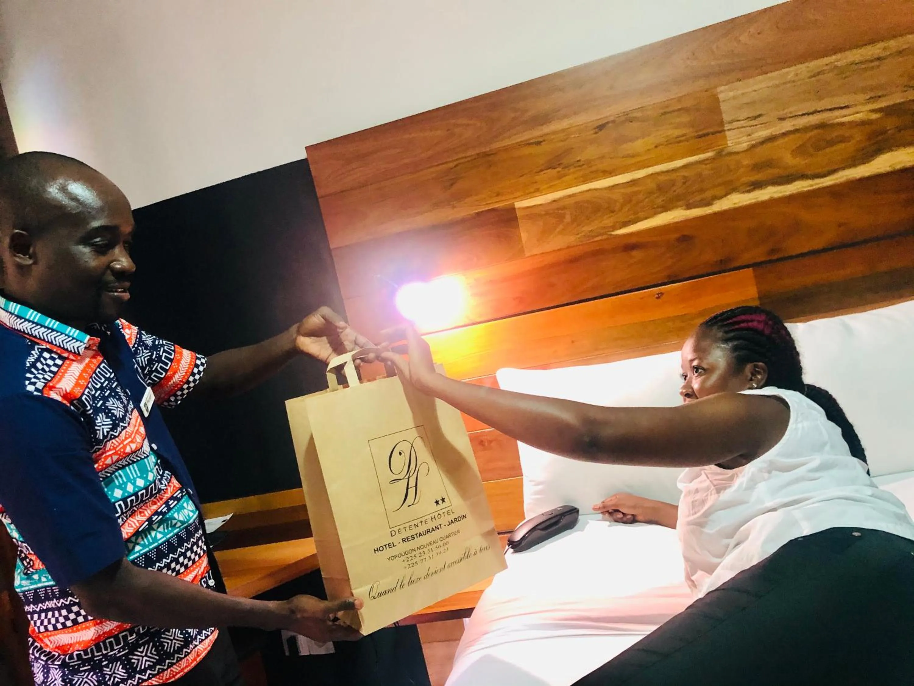 People in Détente Hôtel