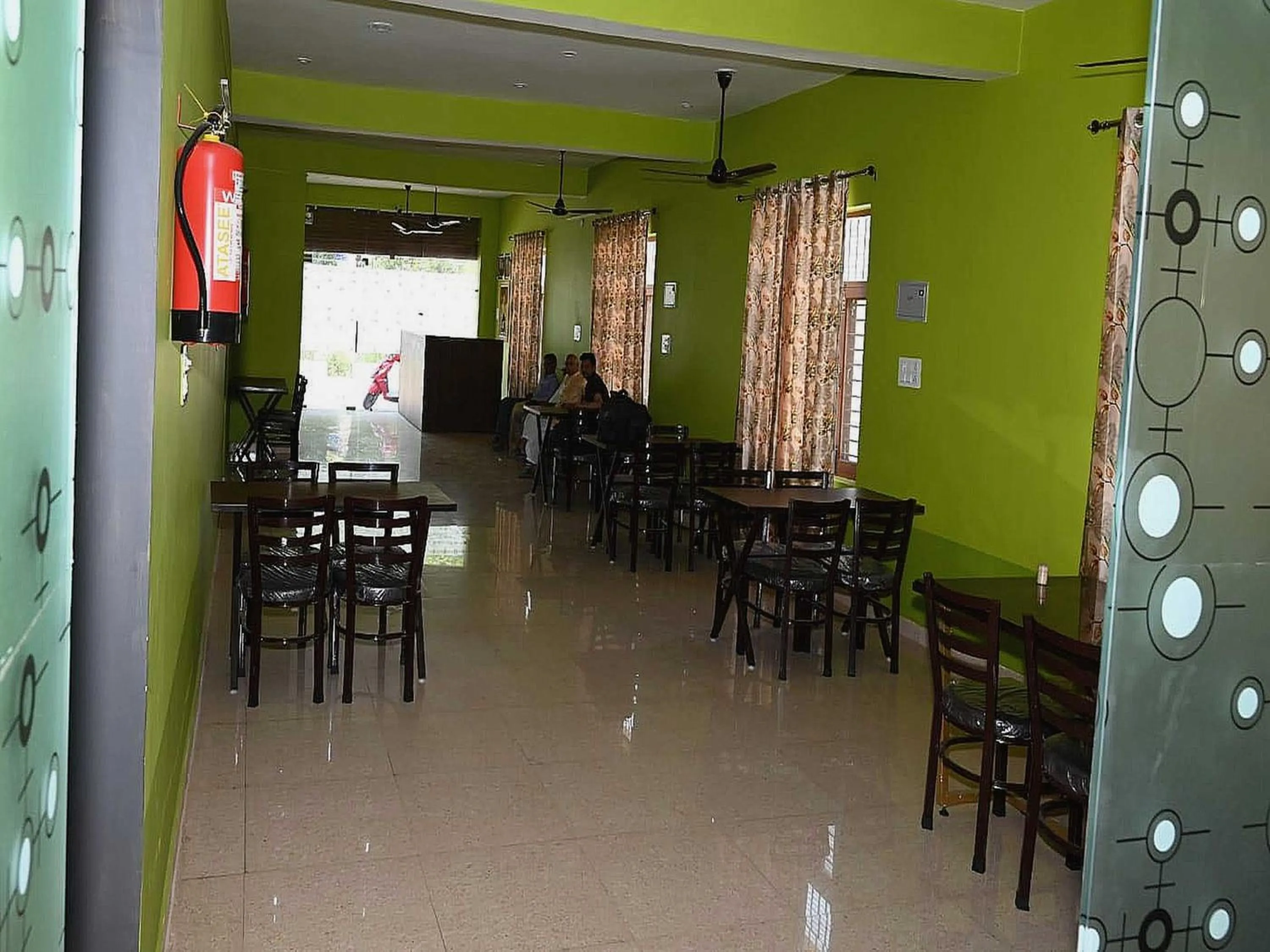 Restaurant/places to eat in Hotel O The Glide Inn Hotel & Restaurant