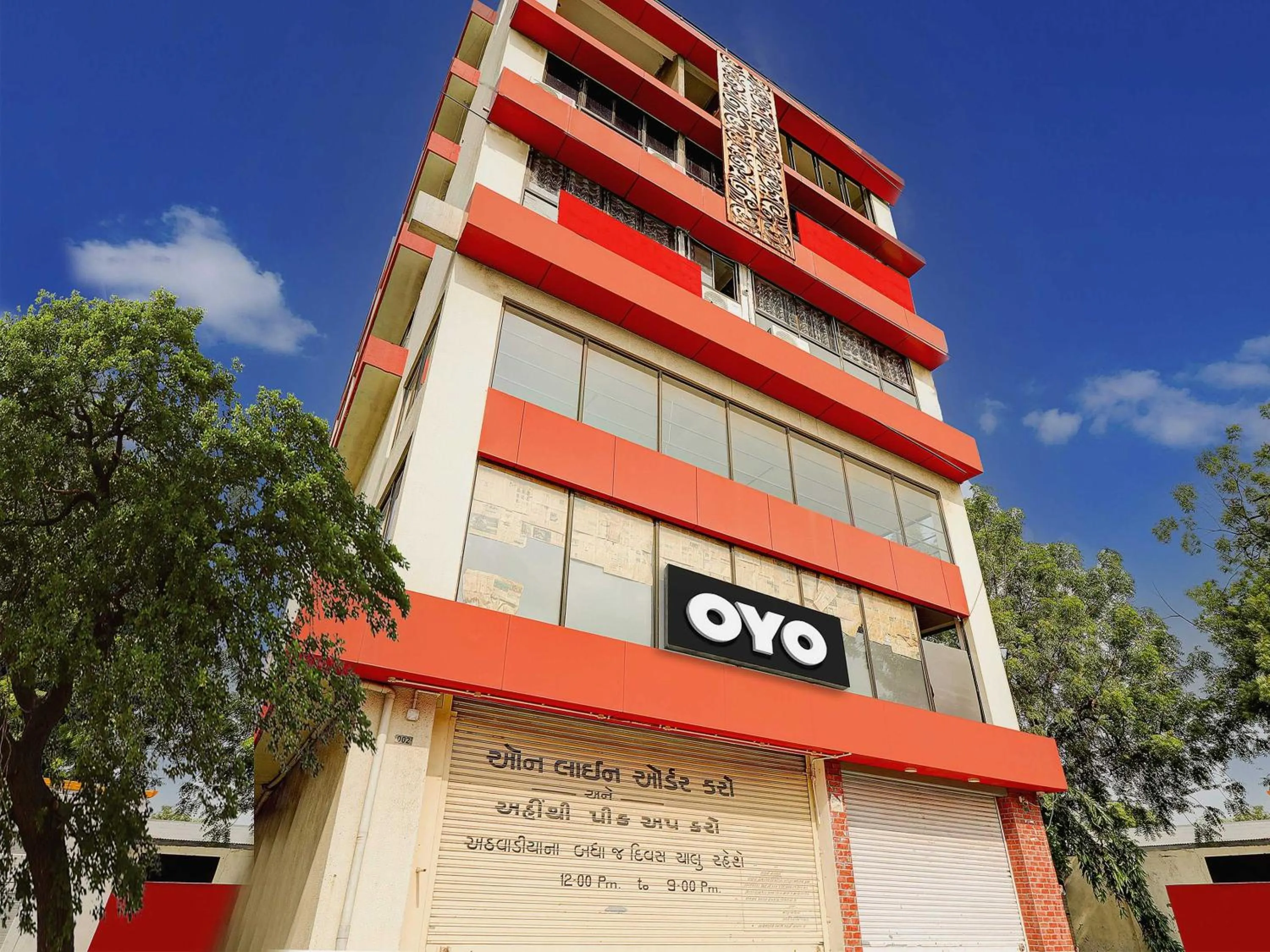 Facade/entrance in Hotel O Royal Inn