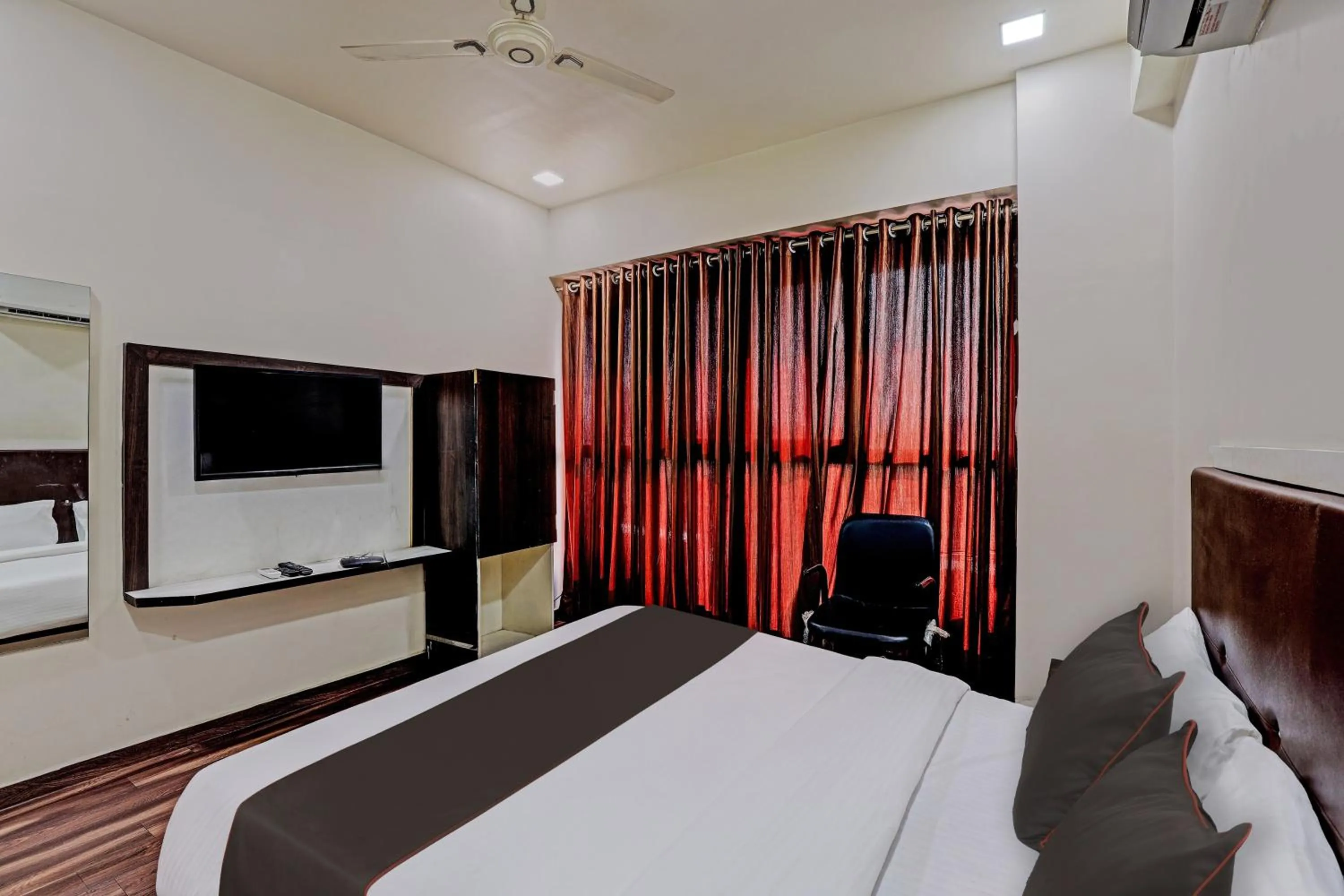 Bedroom in Hotel O Royal Inn