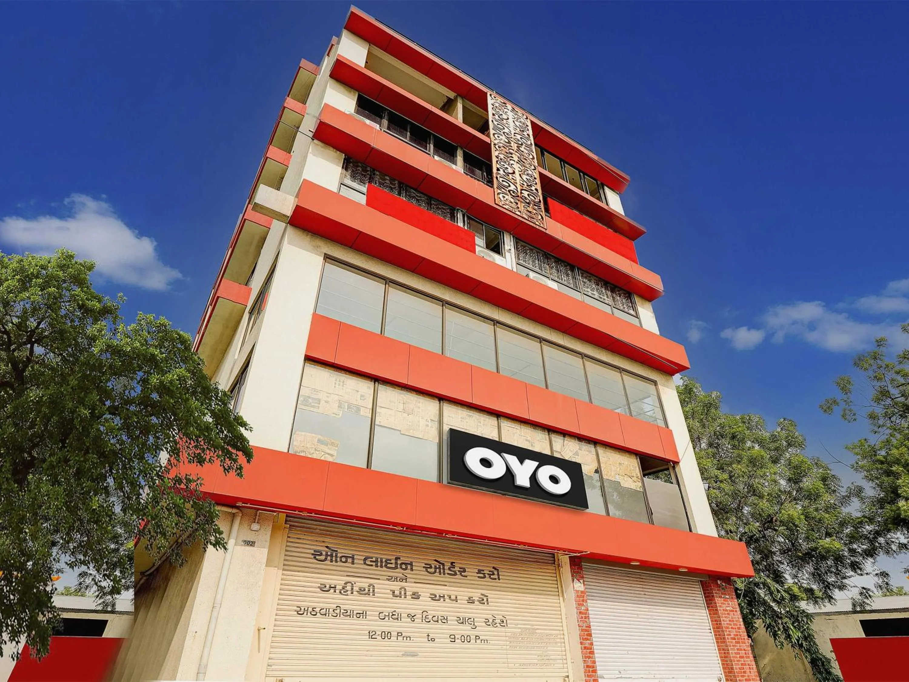 Facade/entrance in Hotel O Royal Inn