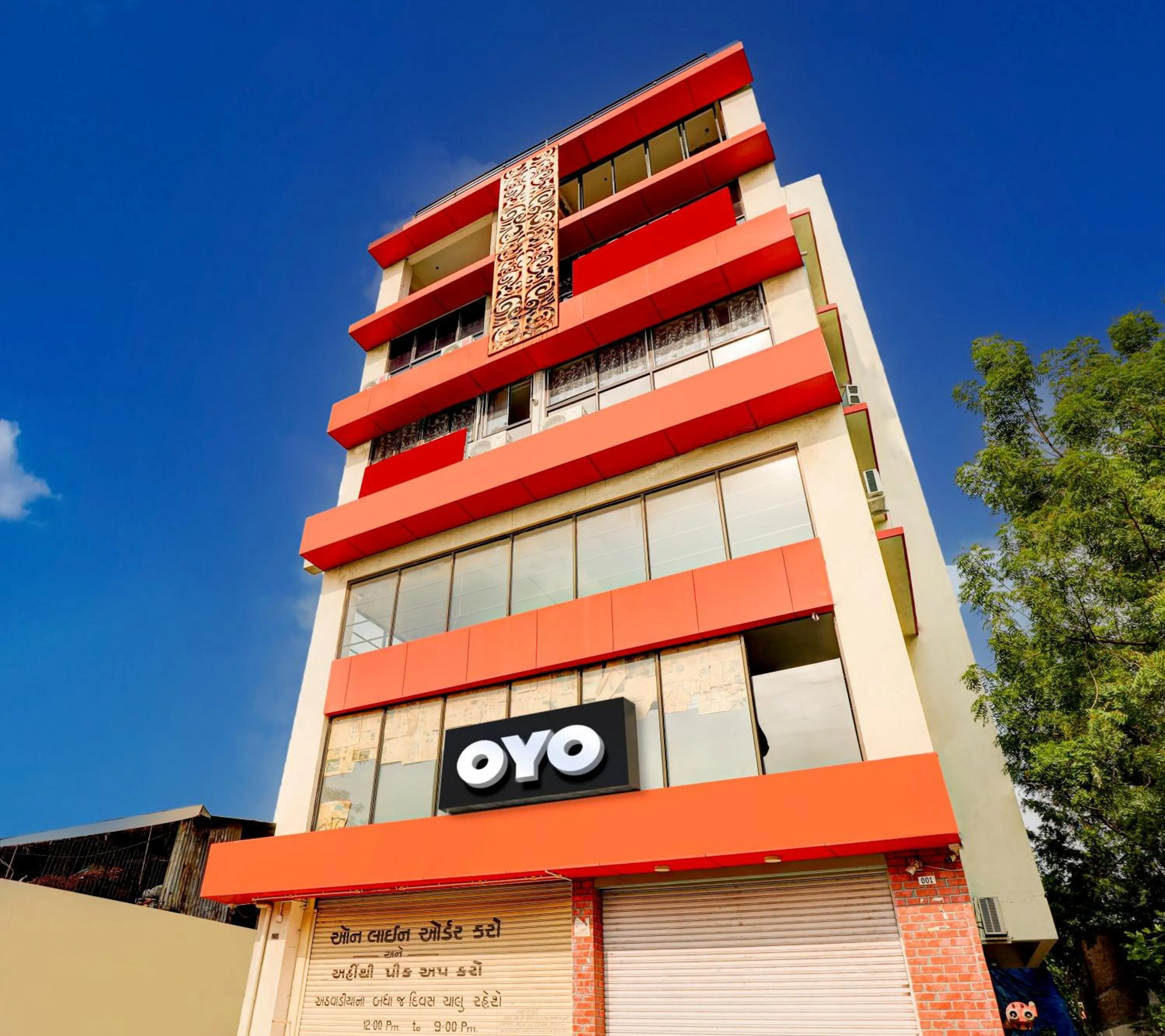 Facade/entrance in Hotel O Royal Inn