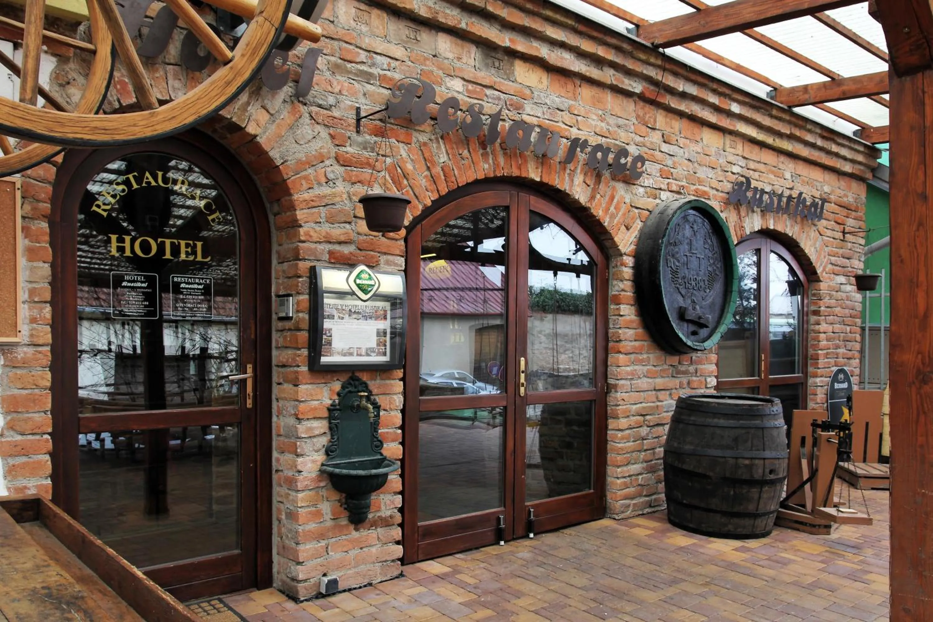 Patio in Hotel Rustikal Hustopeče - Vinný ráj s chutěmi jižní Moravy