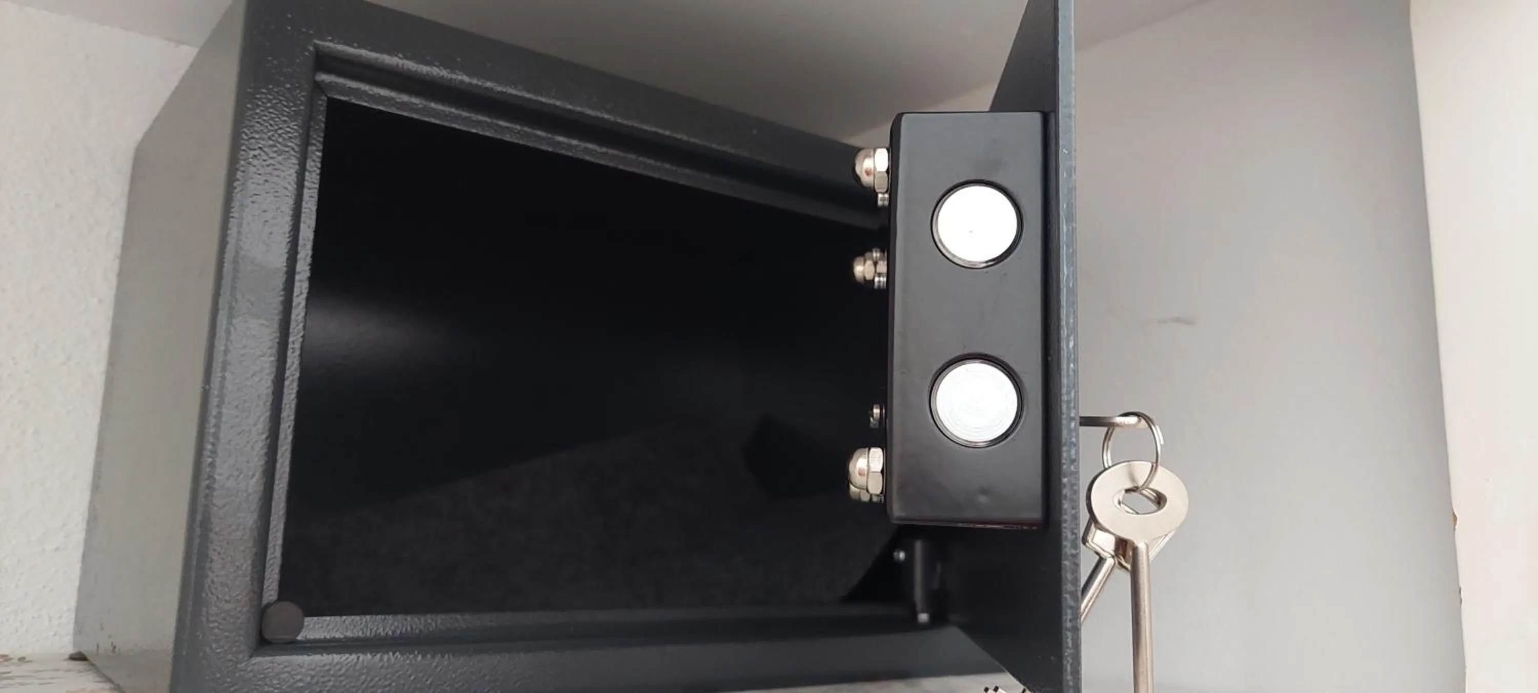 safe in Kato Yialos Paros