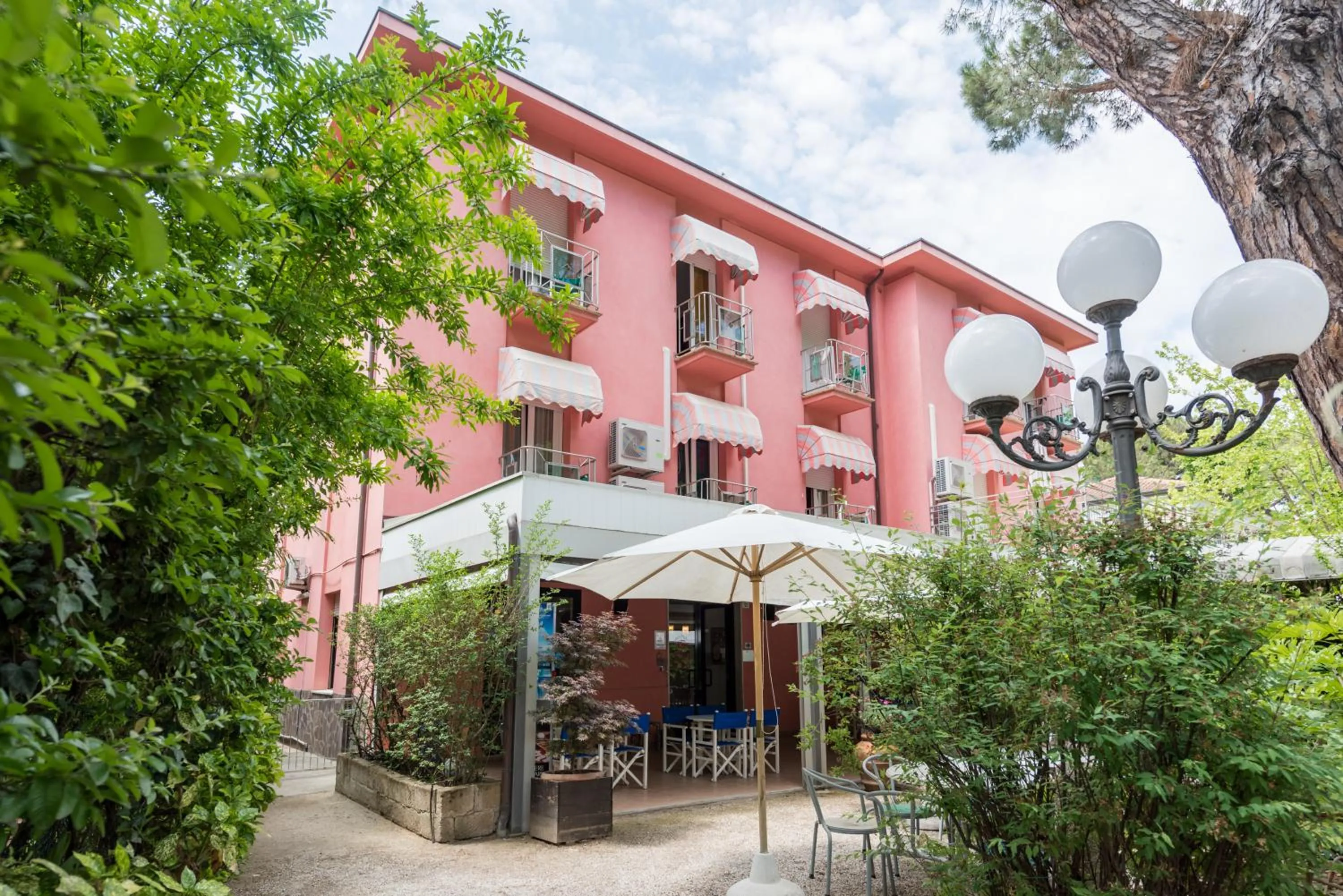 Facade/entrance in Hotel Villa Rosa