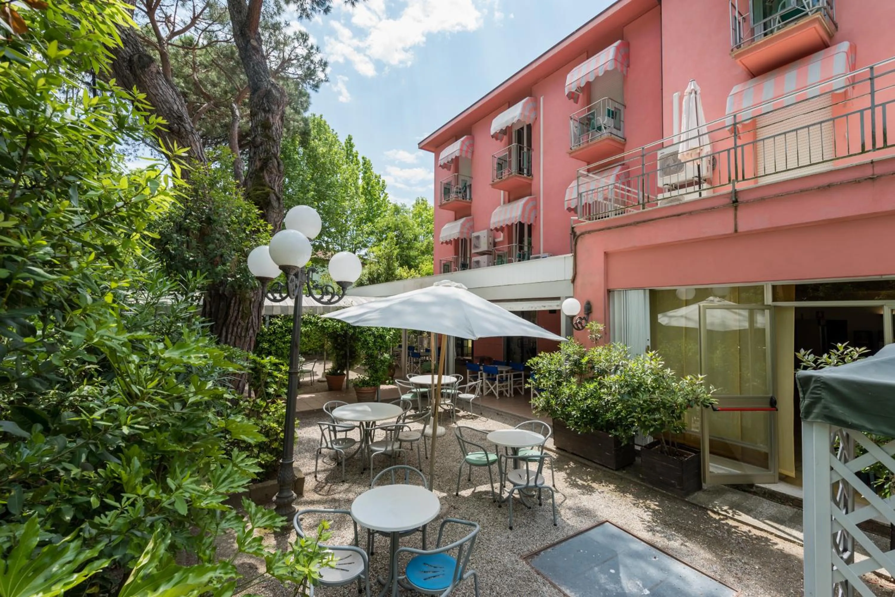Facade/entrance in Hotel Villa Rosa