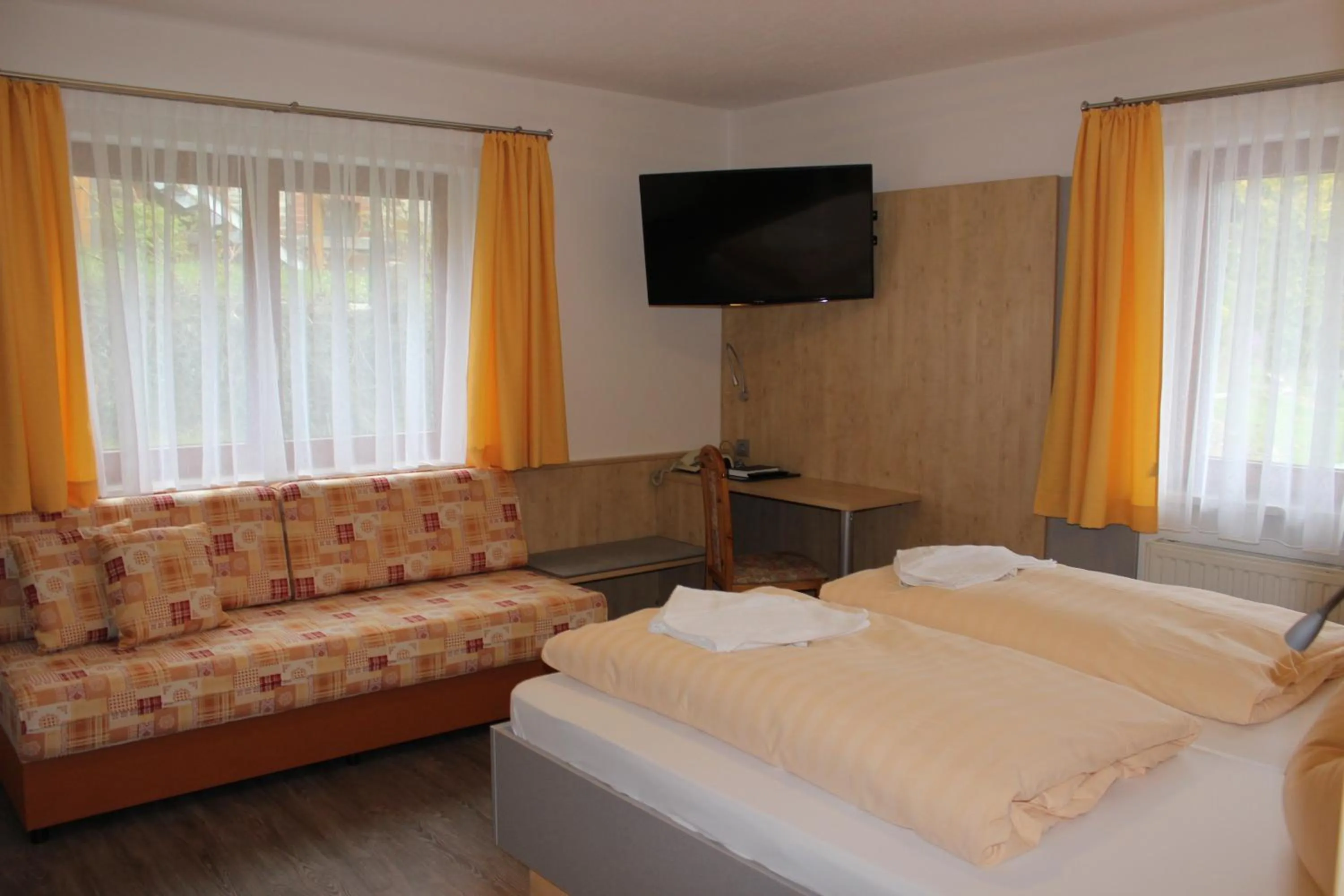 Photo of the whole room, Bed in Landhotel Gasthof Zwota