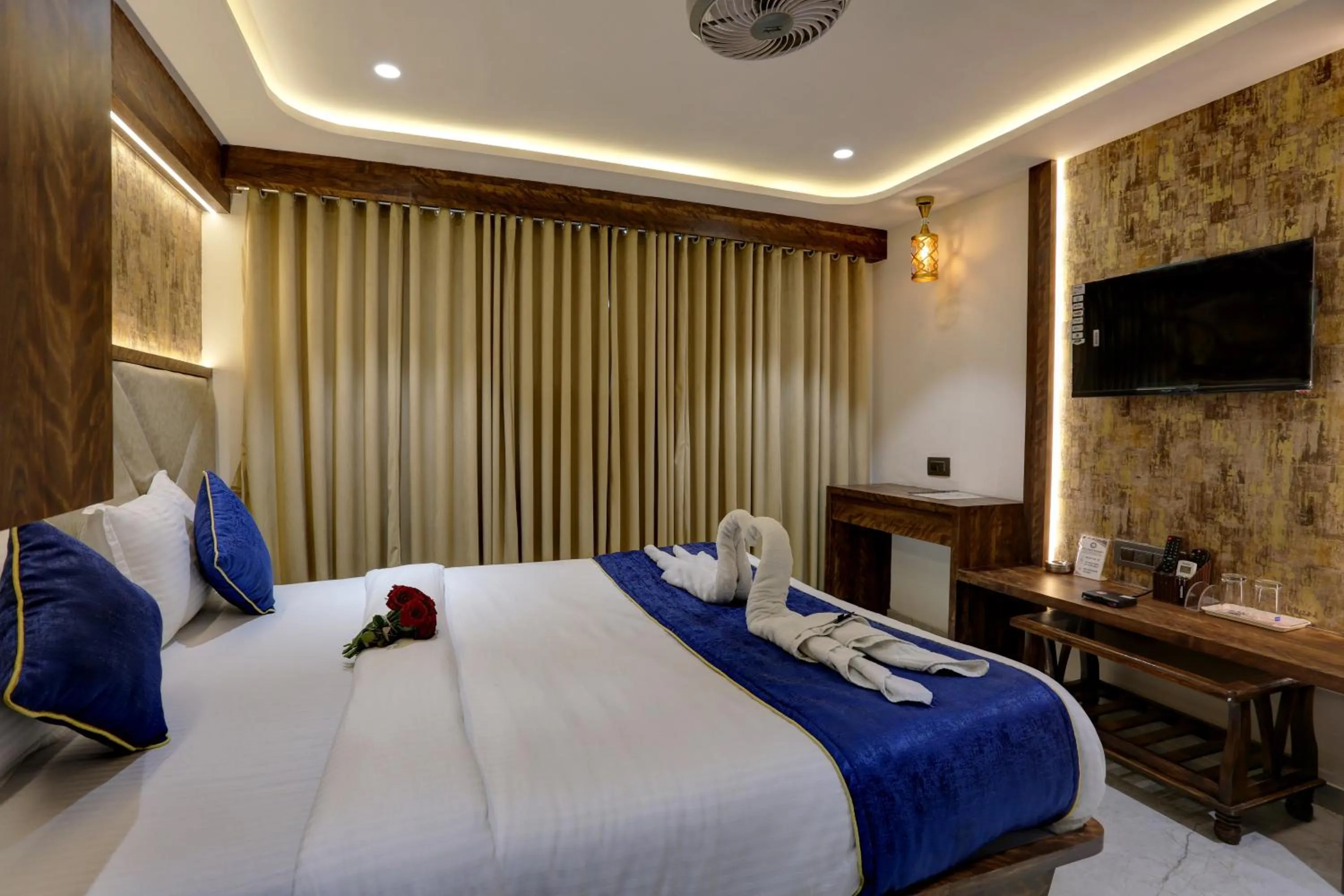 Communal lounge/ TV room, Bed in Ramya Residency Navi Mumbai