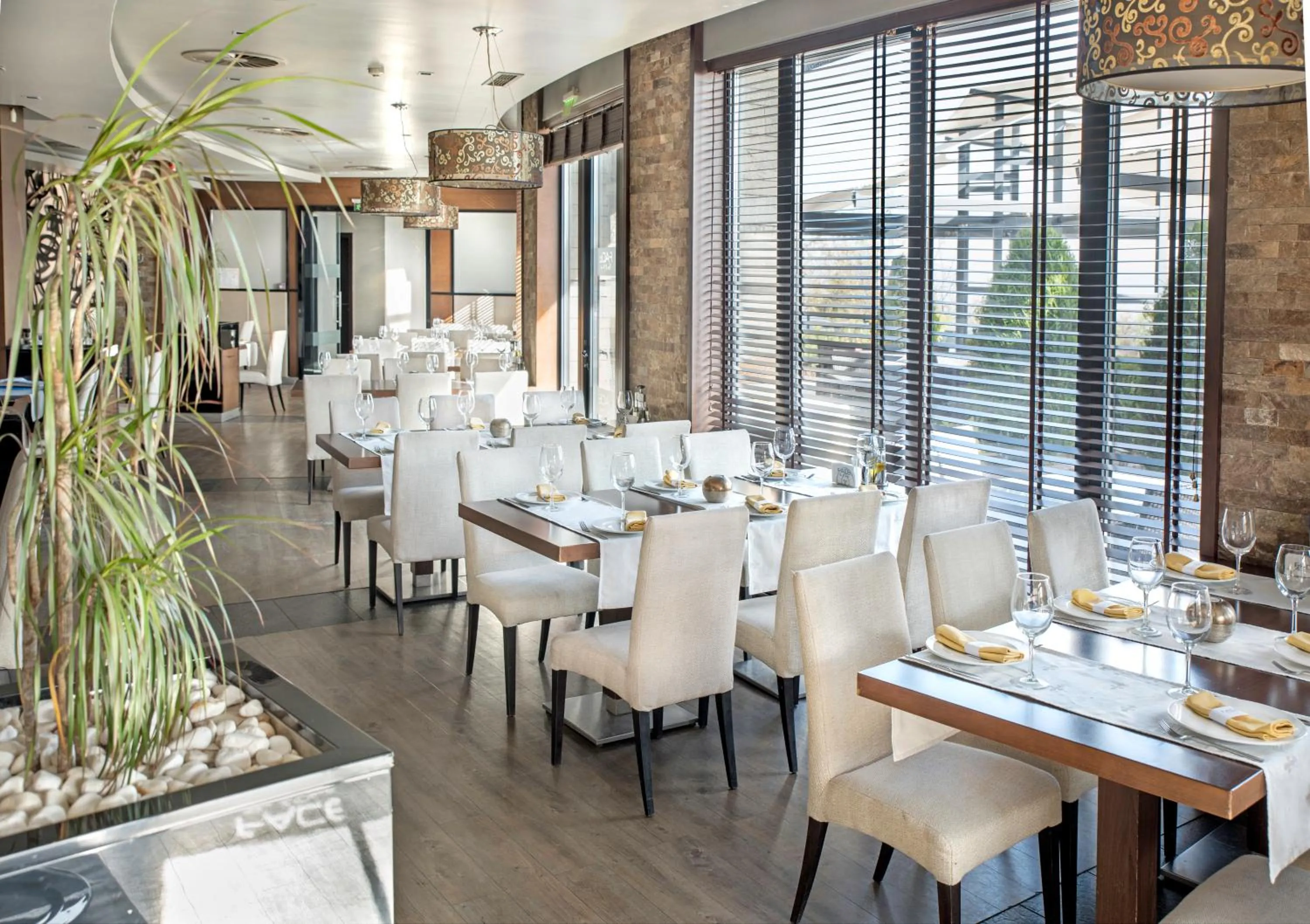 Restaurant/places to eat in Face Hotel