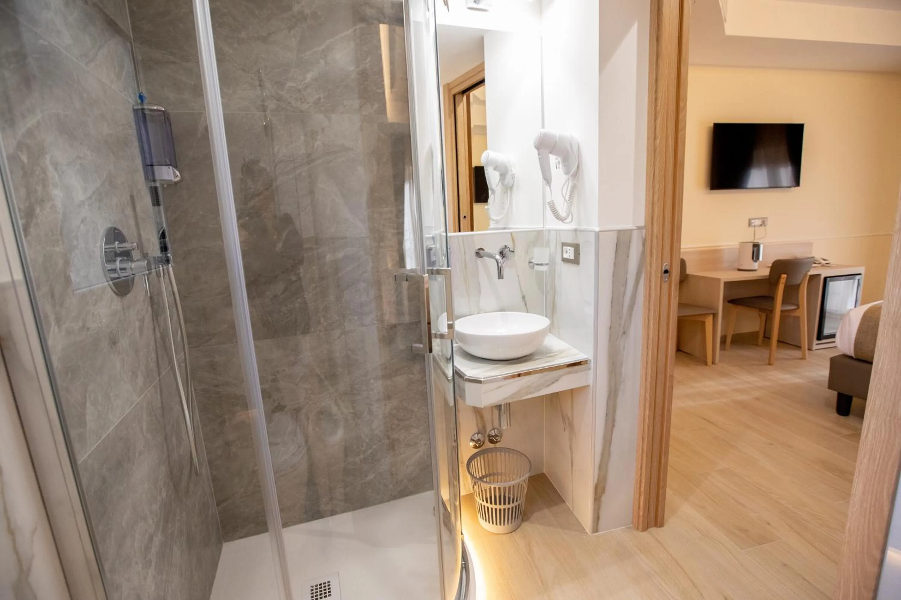 Shower in Hotel Maximus