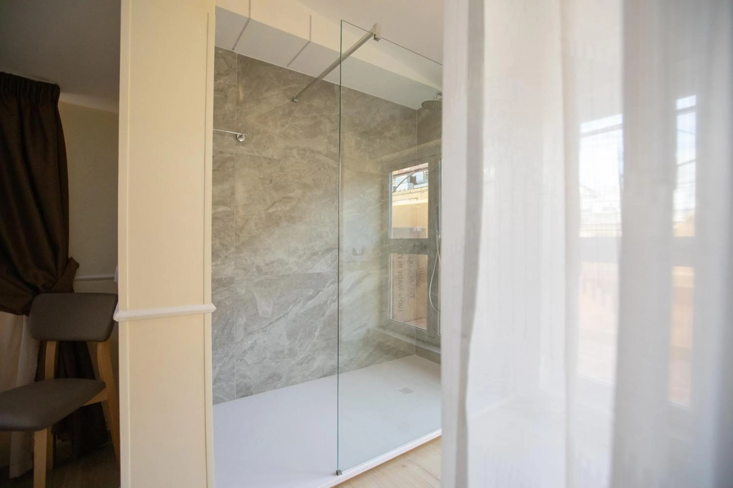 Shower in Hotel Maximus