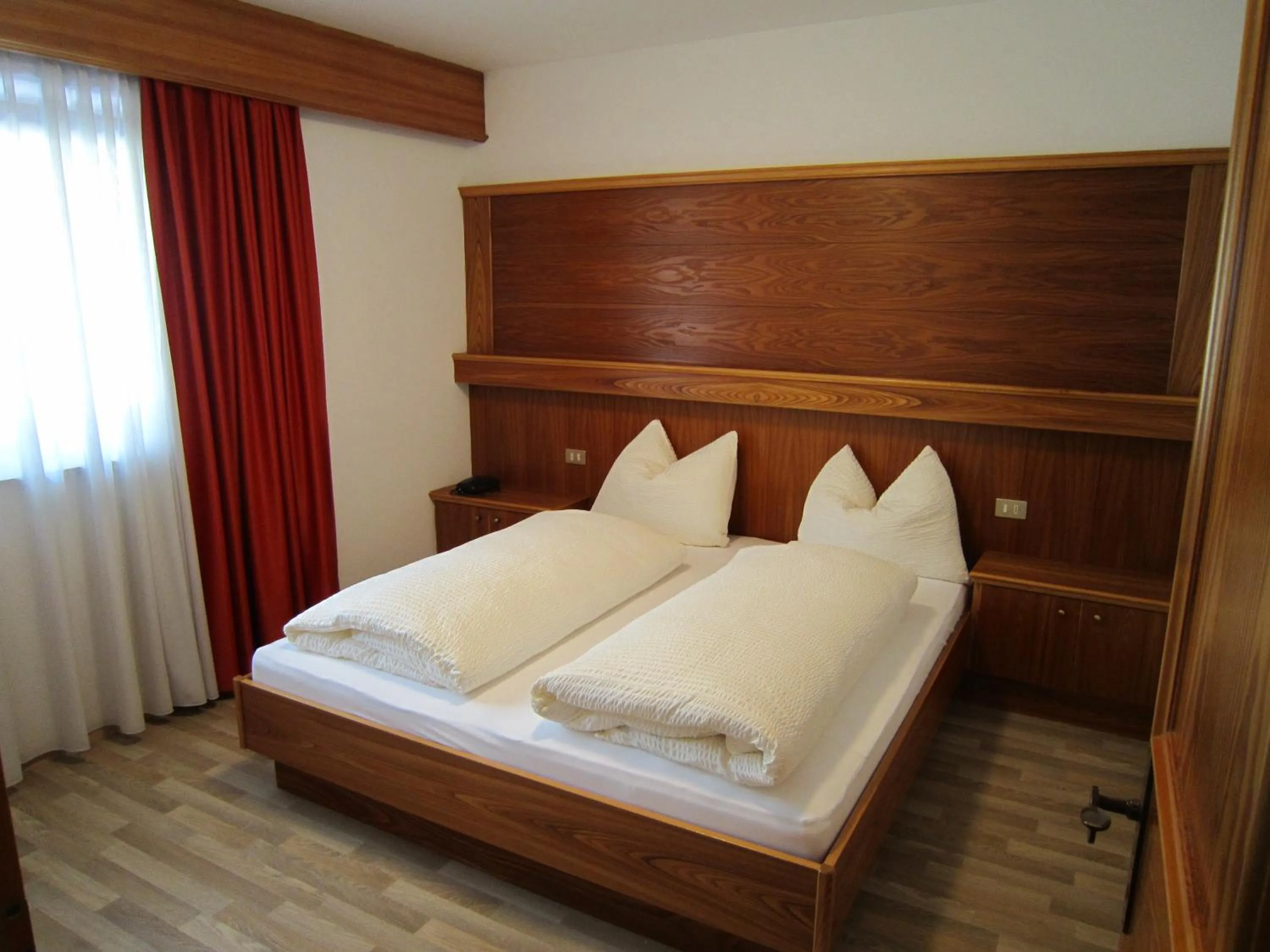 Bedroom, Bed in Aparthotel Garni Haus Hubertus