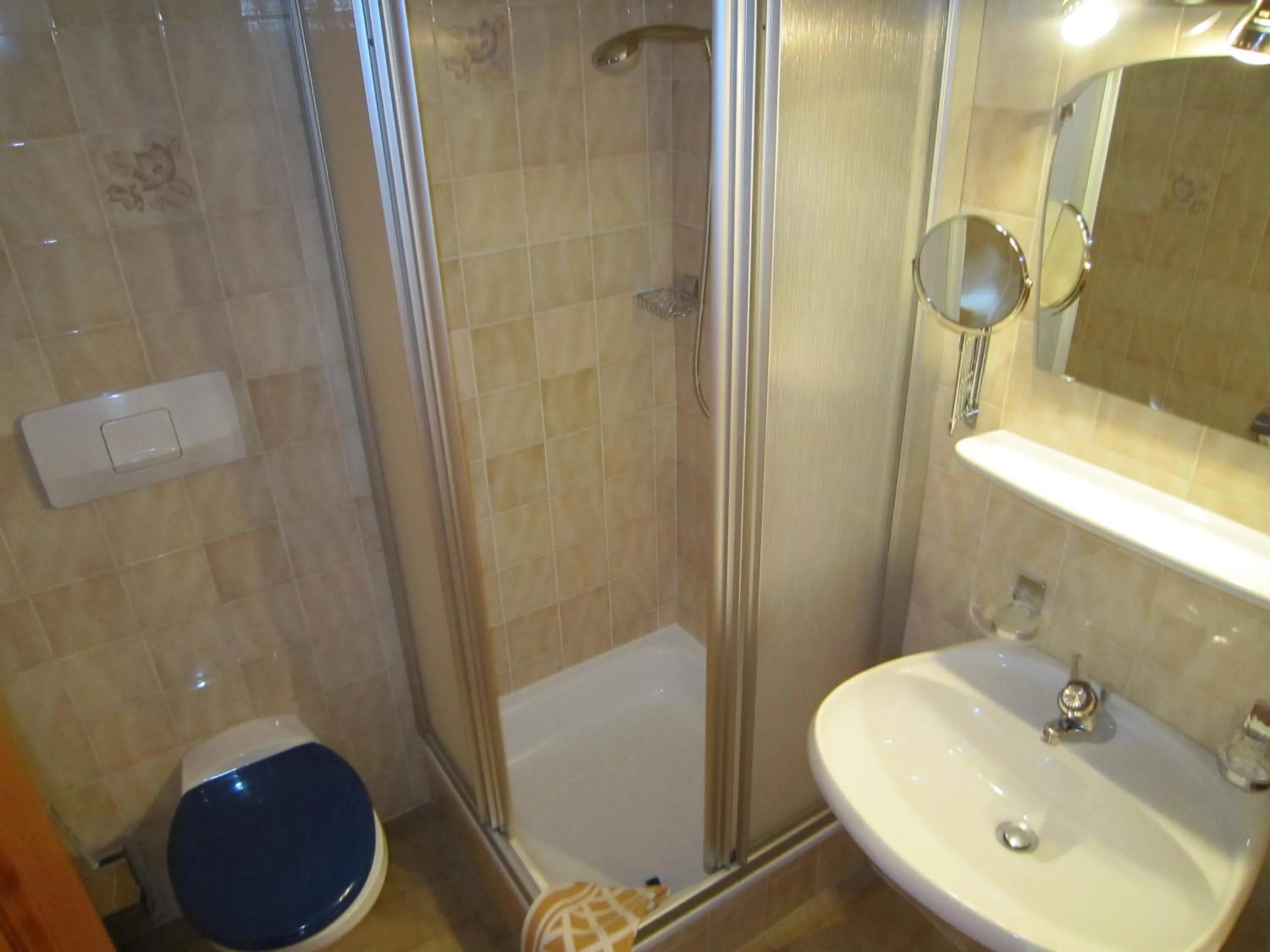 Bathroom in Aparthotel Garni Haus Hubertus