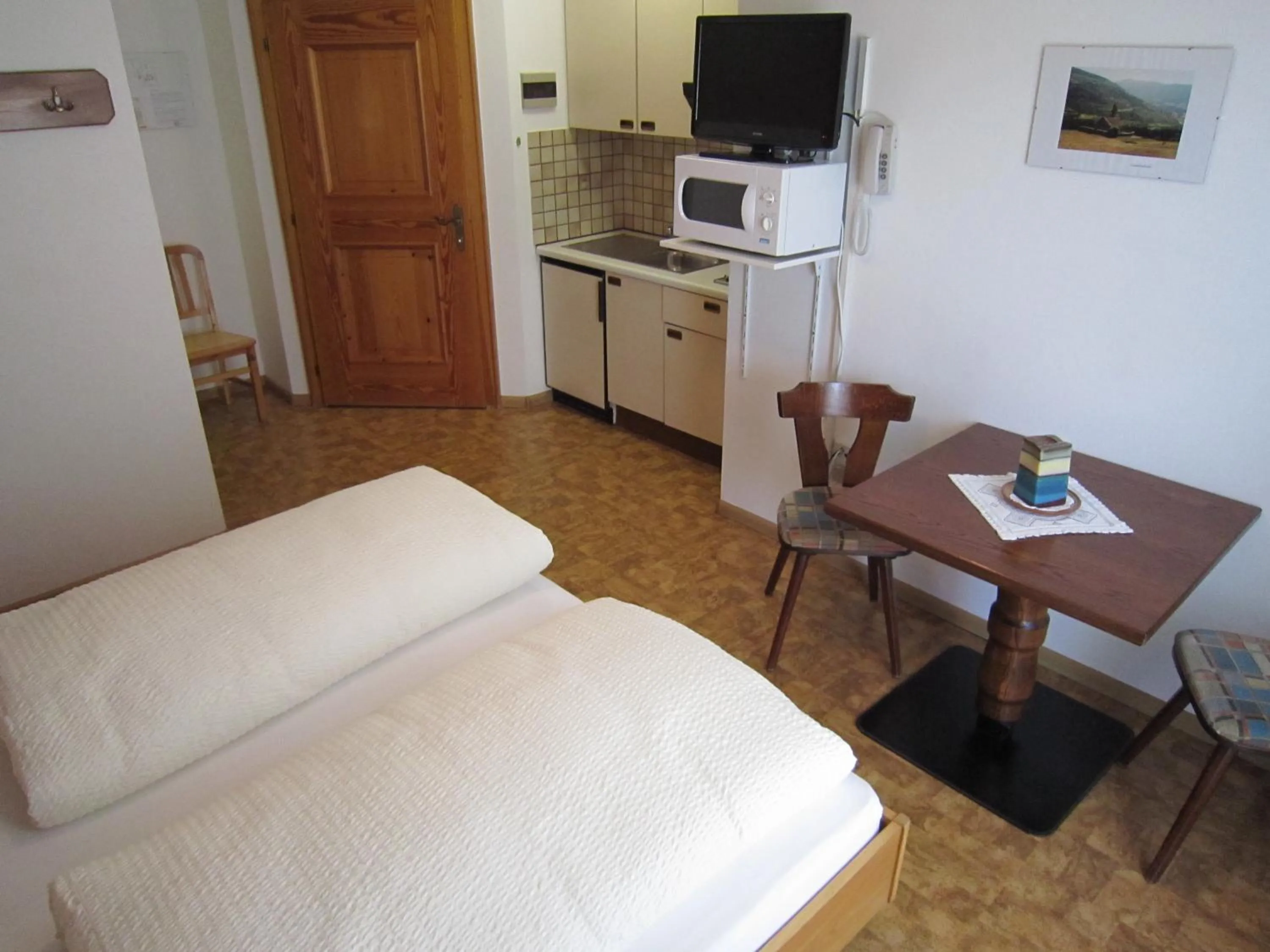 Kitchen or kitchenette, Bed in Aparthotel Garni Haus Hubertus