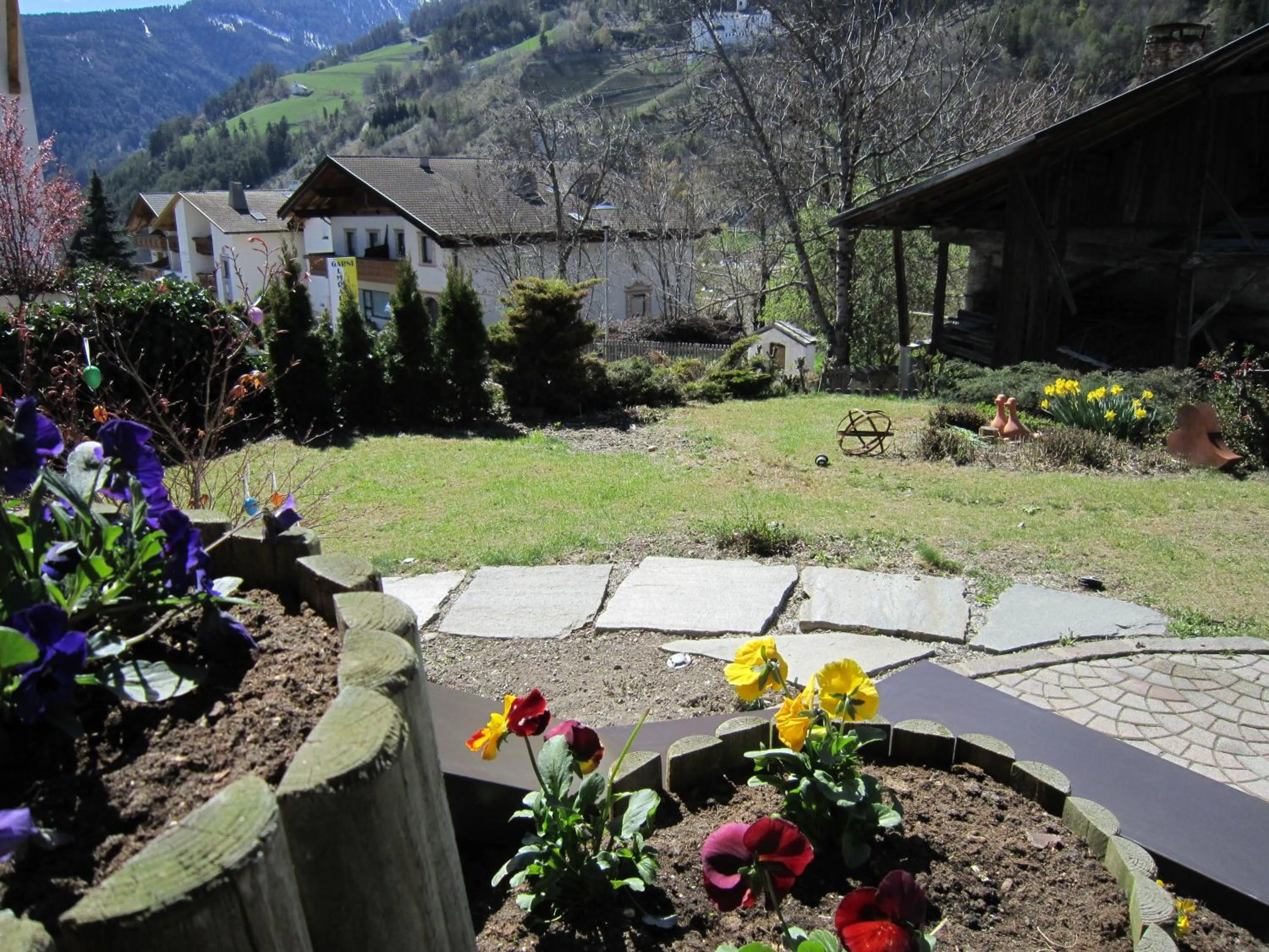 Garden view in Aparthotel Garni Haus Hubertus