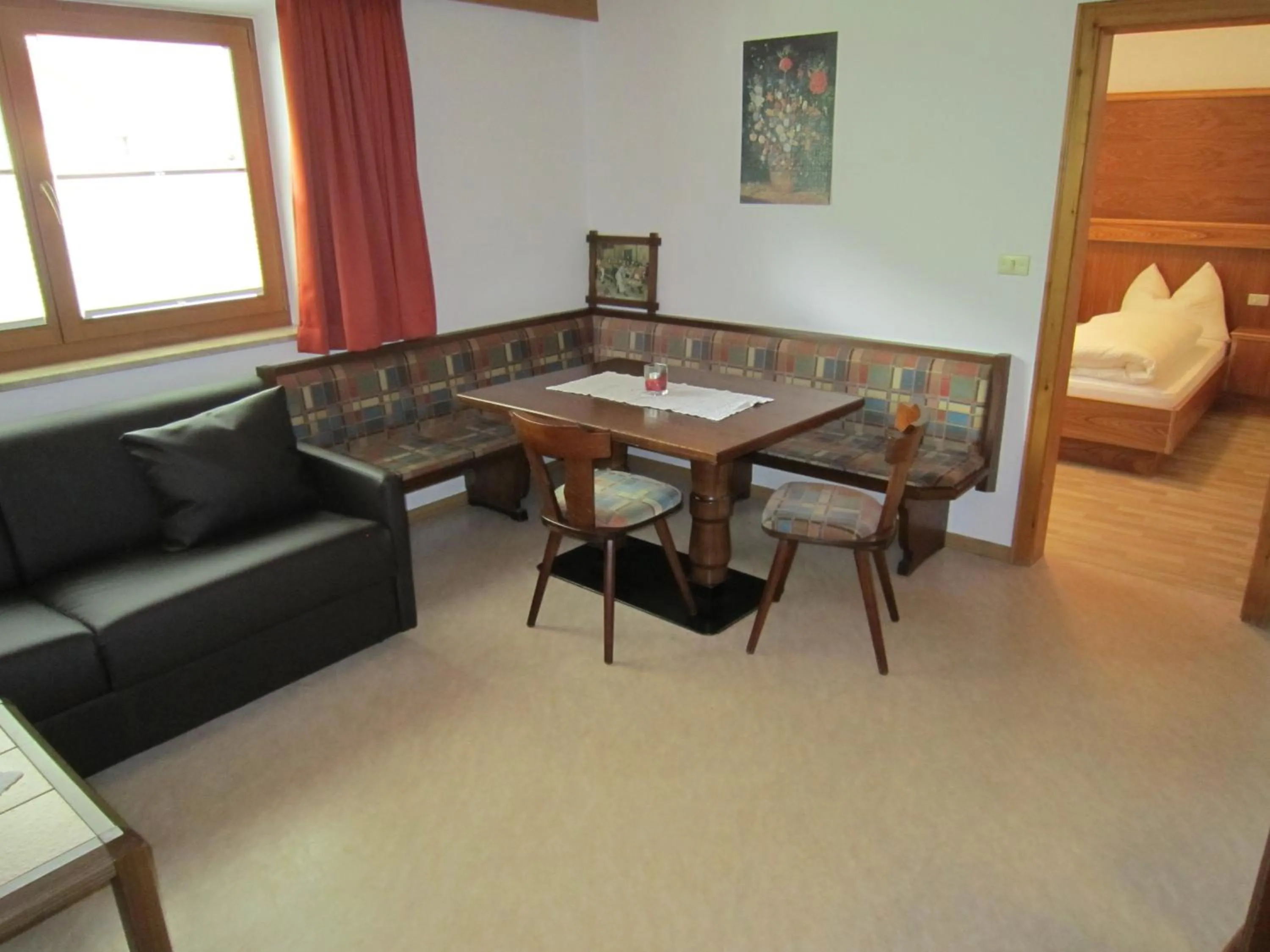 Living room, Bed in Aparthotel Garni Haus Hubertus