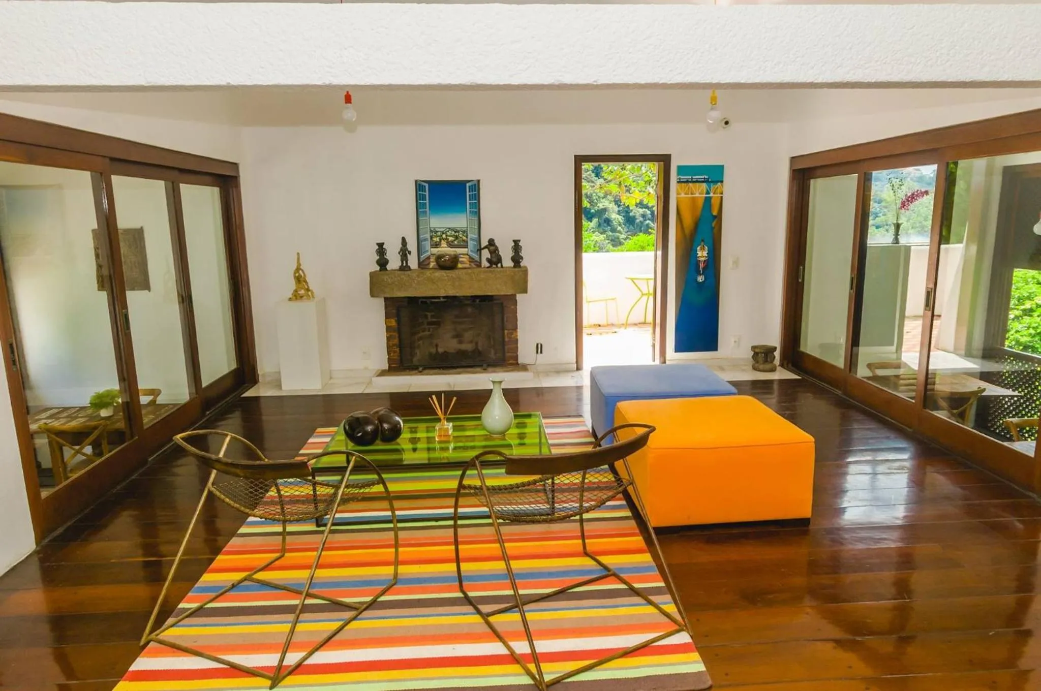 Communal lounge/ TV room in Les Jardins de Rio Boutique Hotel