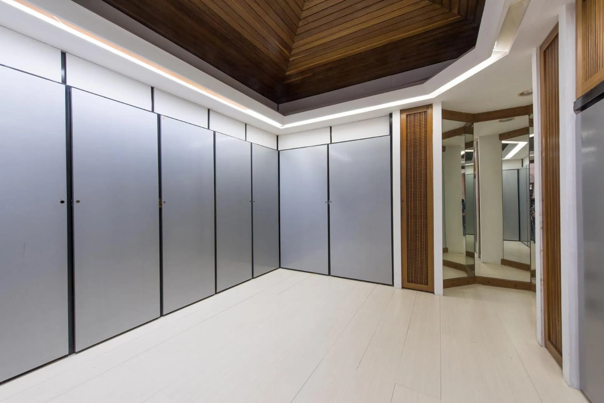 wardrobe in Les Jardins de Rio Boutique Hotel