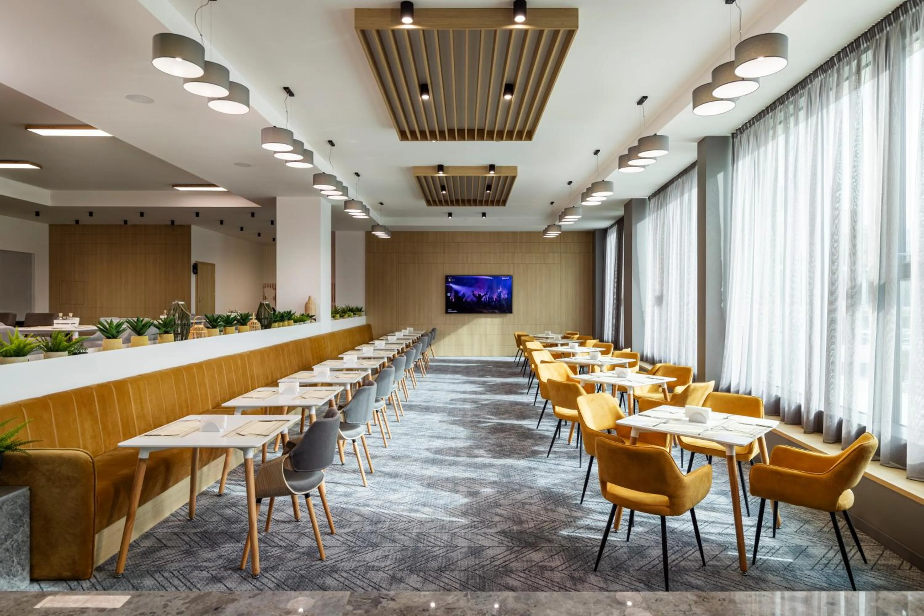 Restaurant/places to eat in B1 City Hotel