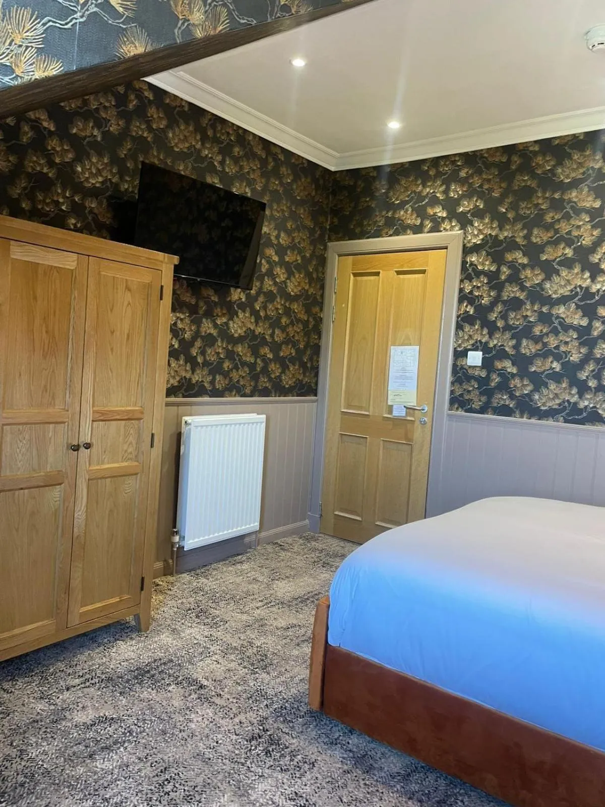 TV and multimedia, Bed in Falls of Lora Hotel